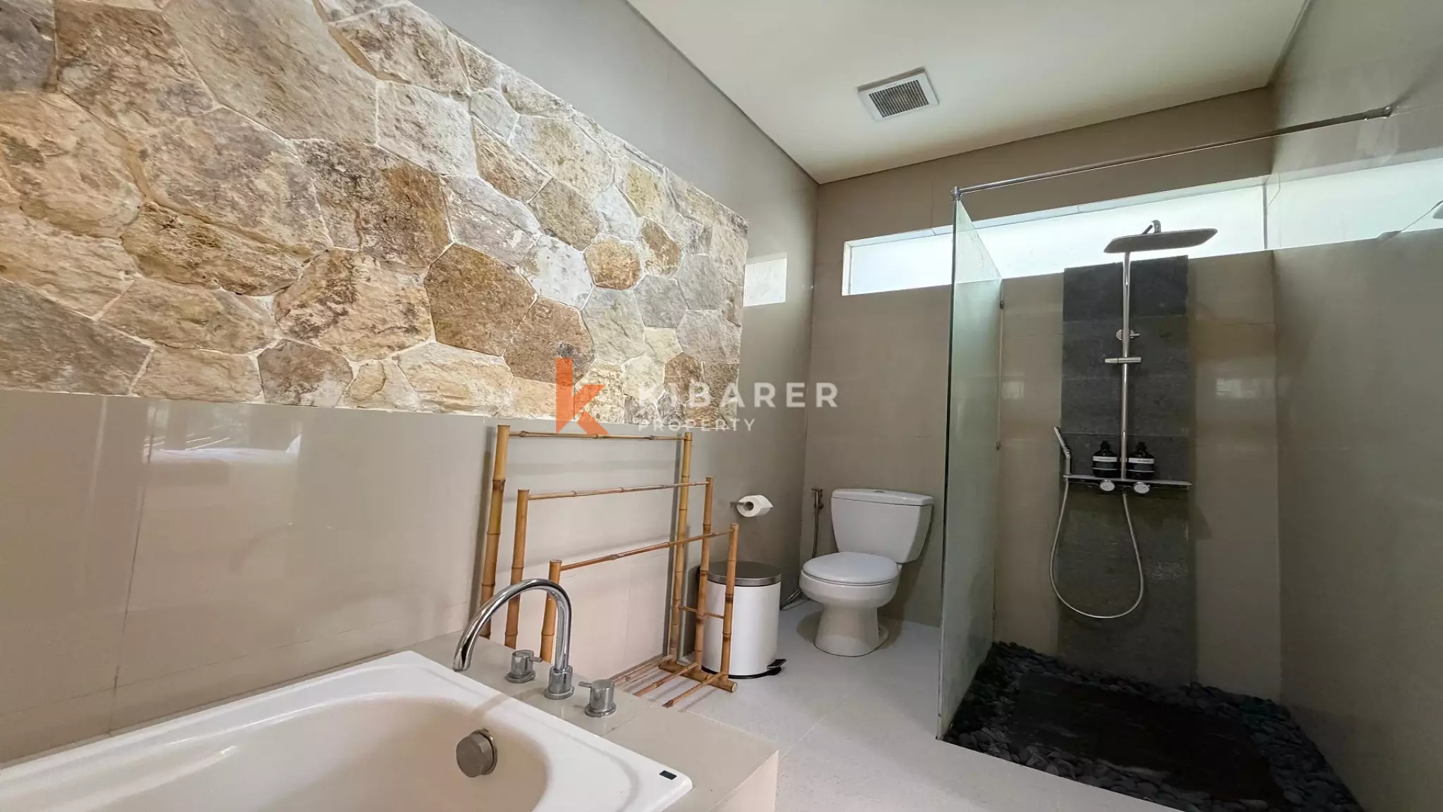 Vila Estetik Berwarna Krem dengan Tiga Kamar Tidur, Rooftop, dan Jacuzzi di Berawa