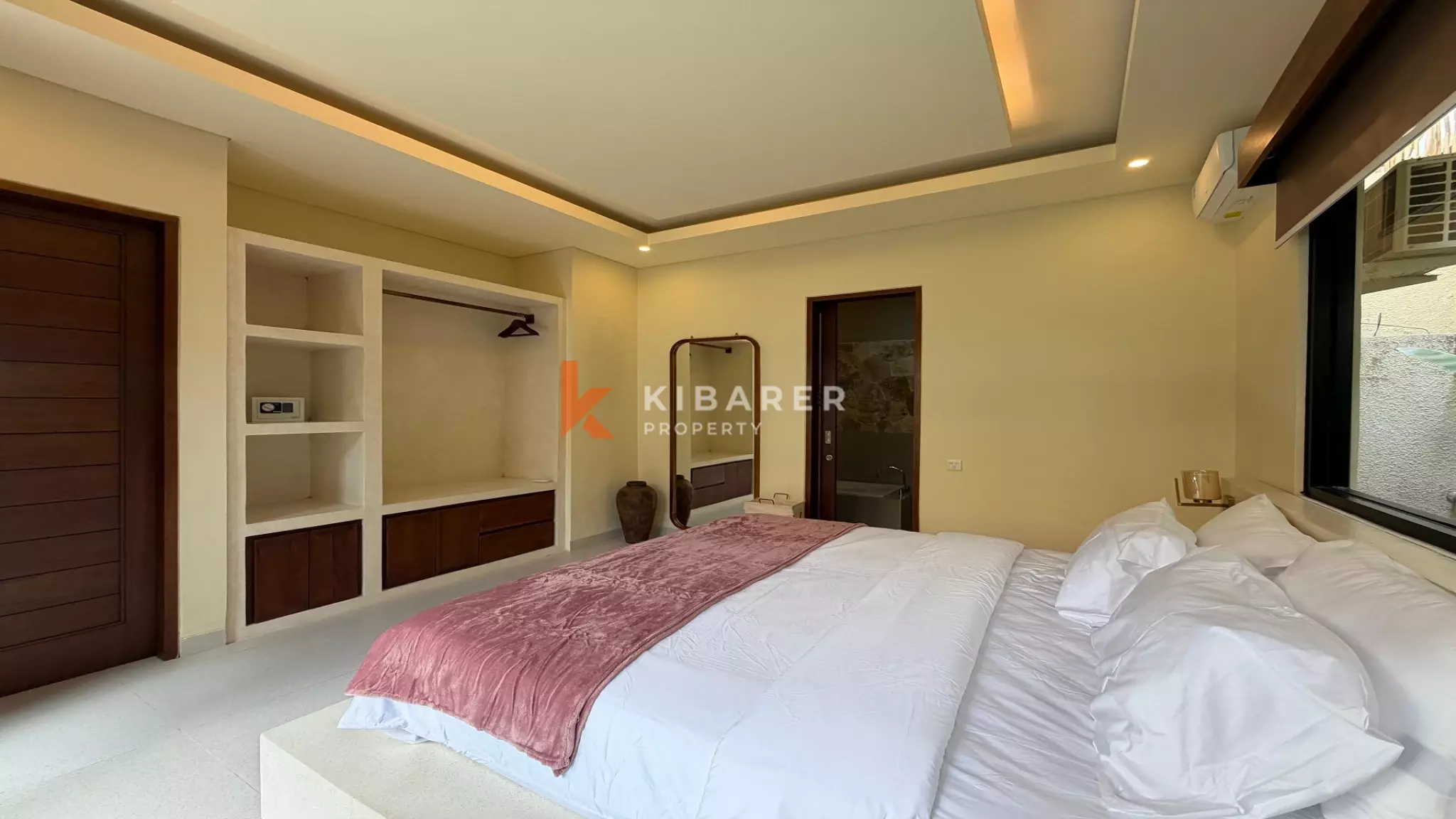 Vila Estetik Berwarna Krem dengan Tiga Kamar Tidur, Rooftop, dan Jacuzzi di Berawa