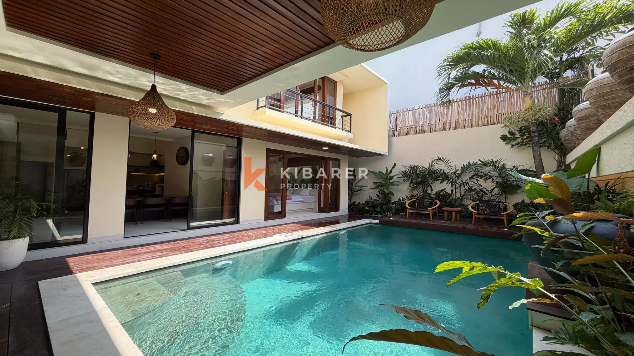 Vila Estetik Berwarna Krem dengan Tiga Kamar Tidur, Rooftop, dan Jacuzzi di Berawa