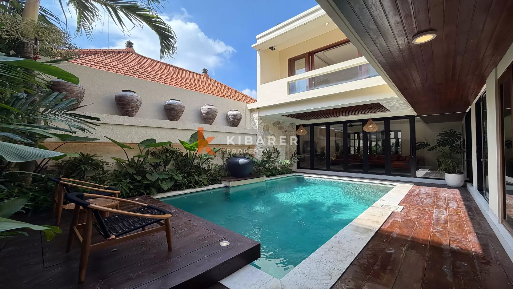 Vila Estetik Berwarna Krem dengan Tiga Kamar Tidur, Rooftop, dan Jacuzzi di Berawa