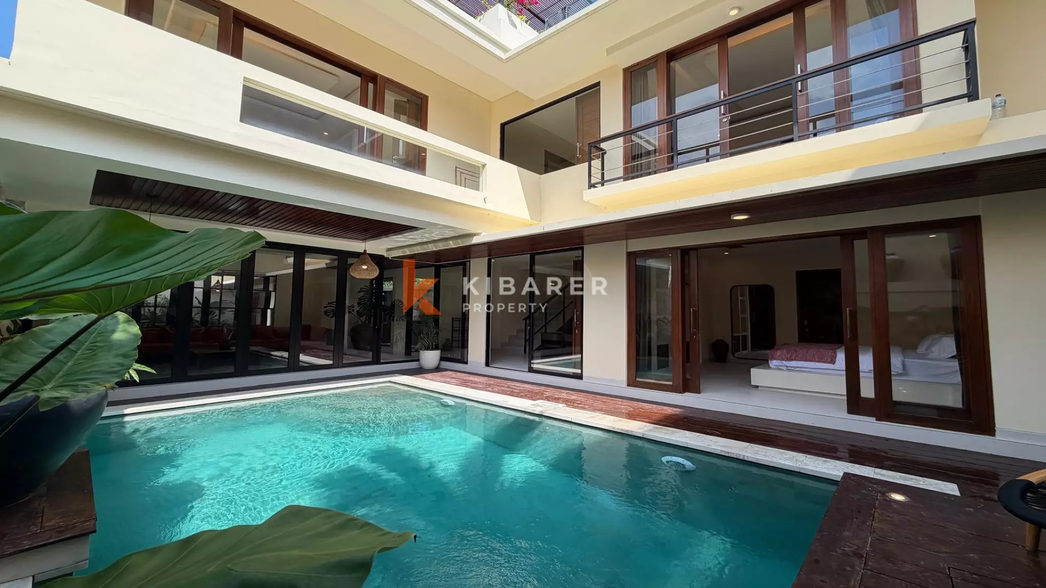 Vila Estetik Berwarna Krem dengan Tiga Kamar Tidur, Rooftop, dan Jacuzzi di Berawa