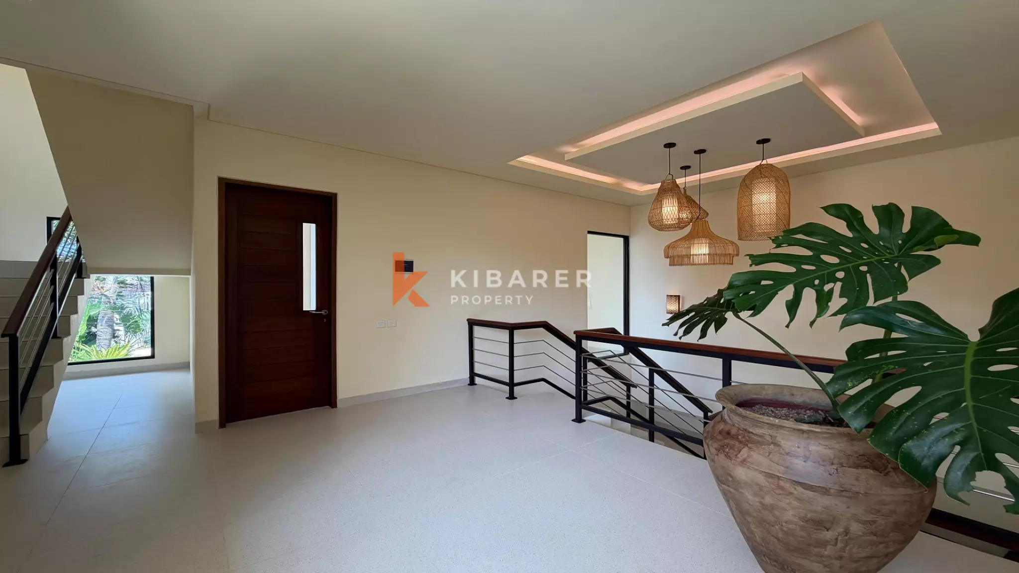 Vila Estetik Berwarna Krem dengan Tiga Kamar Tidur, Rooftop, dan Jacuzzi di Berawa