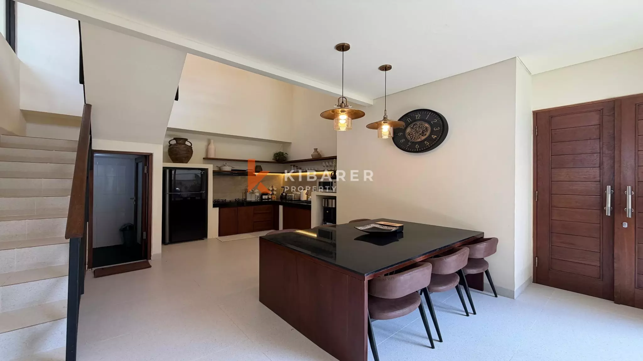 Vila Estetik Berwarna Krem dengan Tiga Kamar Tidur, Rooftop, dan Jacuzzi di Berawa