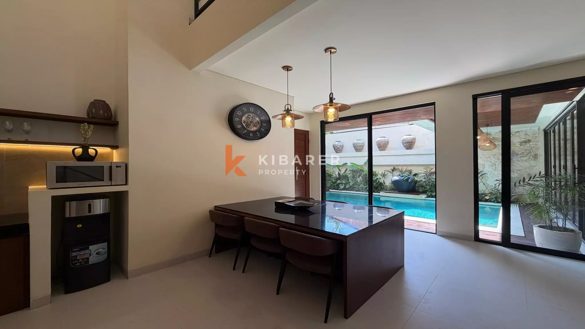 Vila Estetik Berwarna Krem dengan Tiga Kamar Tidur, Rooftop, dan Jacuzzi di Berawa