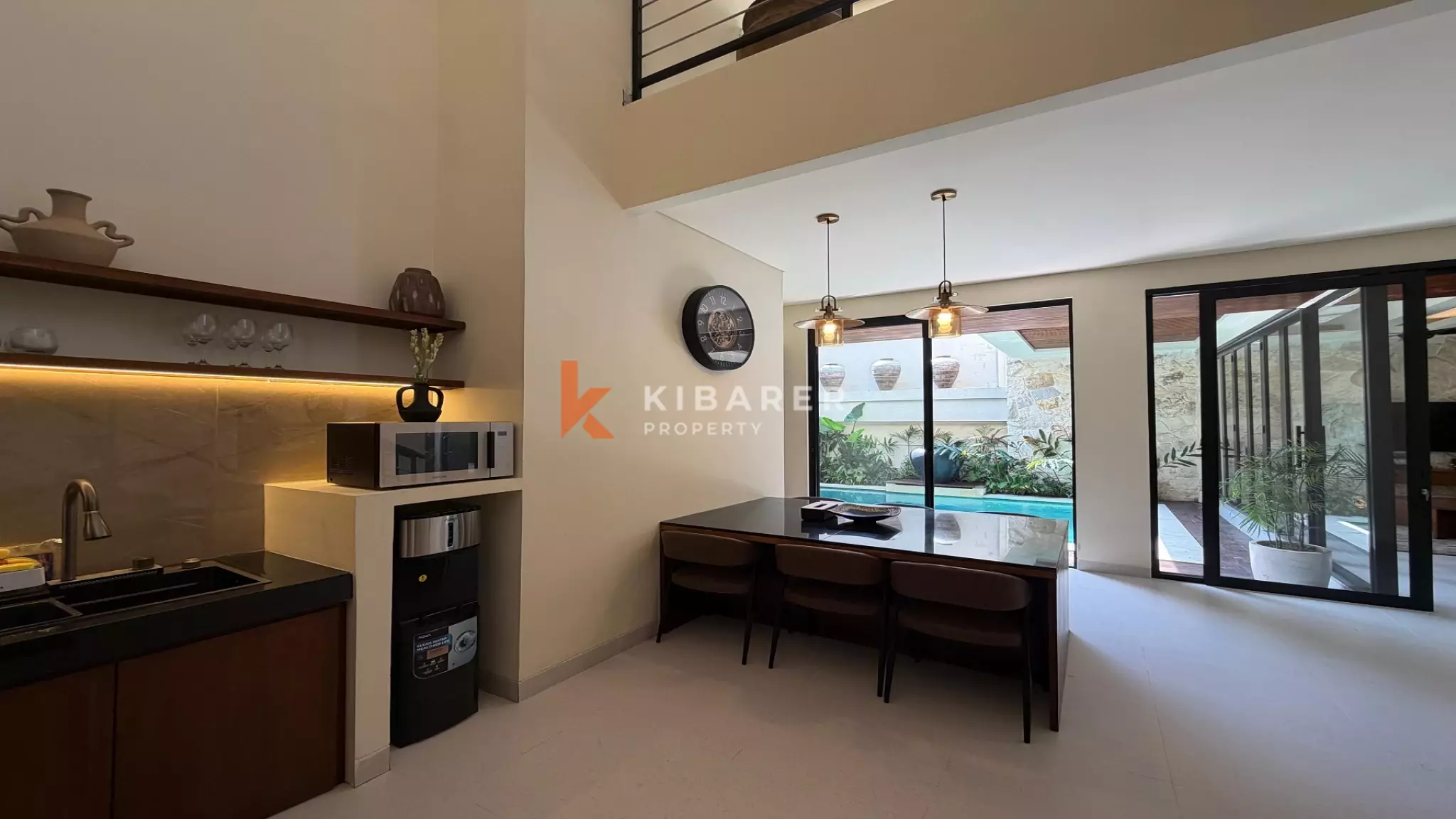 Vila Estetik Berwarna Krem dengan Tiga Kamar Tidur, Rooftop, dan Jacuzzi di Berawa