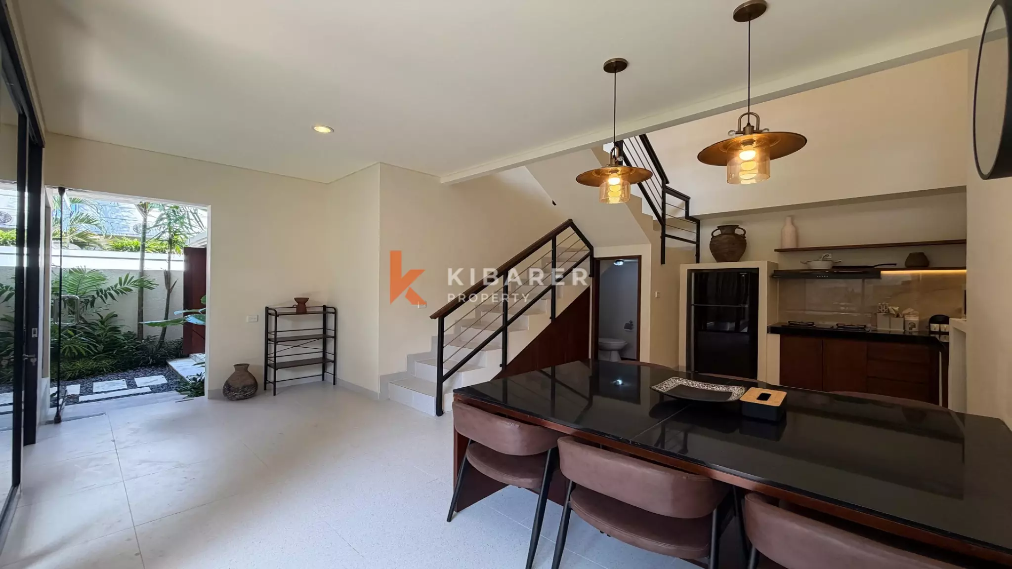 Vila Estetik Berwarna Krem dengan Tiga Kamar Tidur, Rooftop, dan Jacuzzi di Berawa