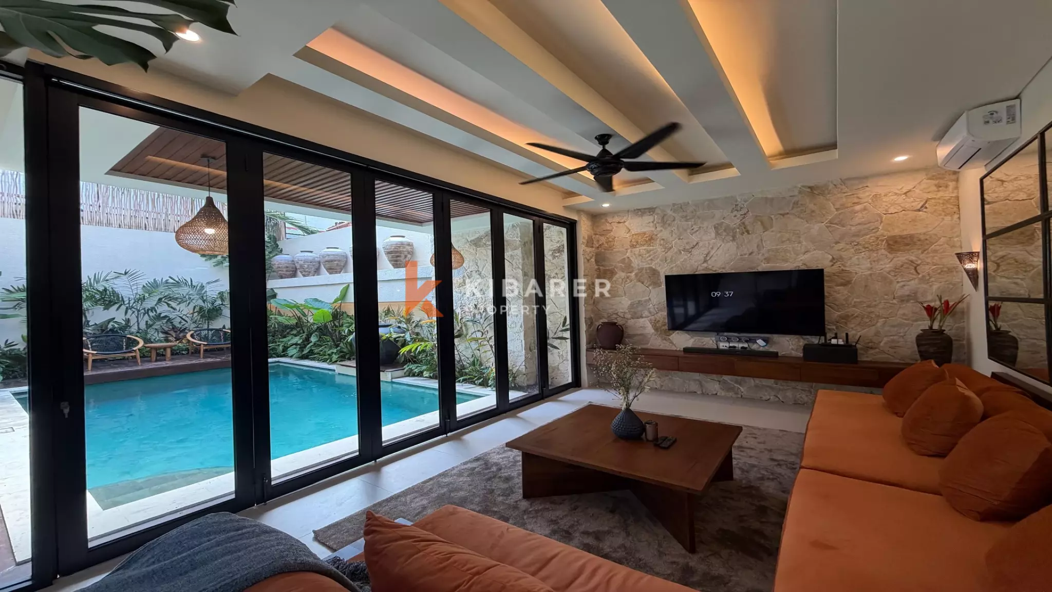 Vila Estetik Berwarna Krem dengan Tiga Kamar Tidur, Rooftop, dan Jacuzzi di Berawa