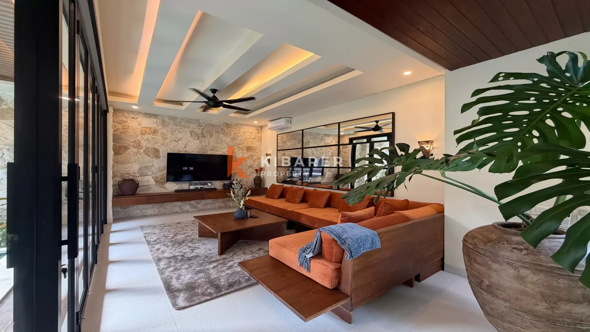 Vila Estetik Berwarna Krem dengan Tiga Kamar Tidur, Rooftop, dan Jacuzzi di Berawa