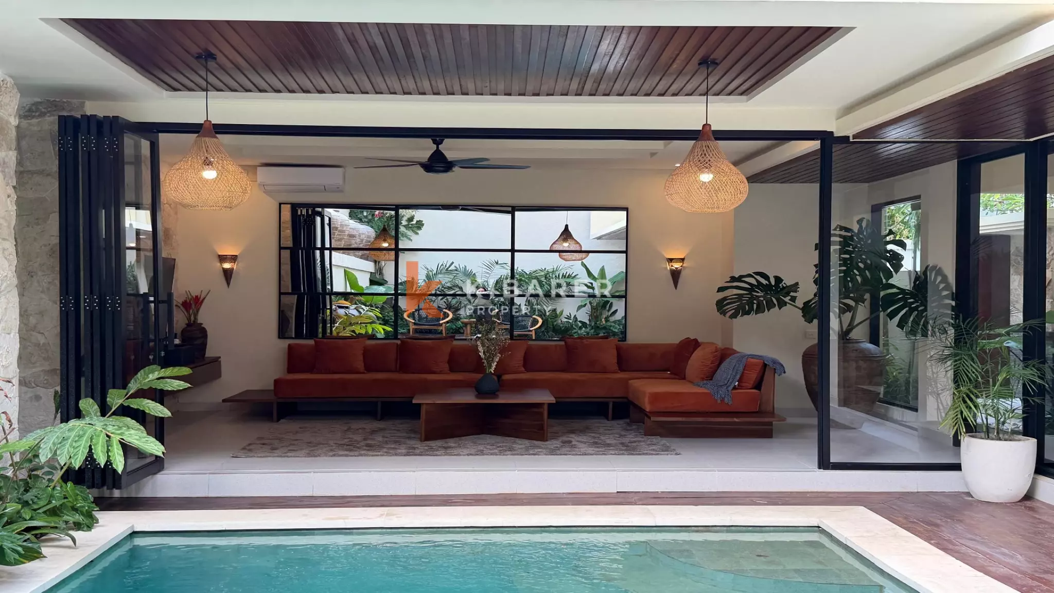 Vila Estetik Berwarna Krem dengan Tiga Kamar Tidur, Rooftop, dan Jacuzzi di Berawa