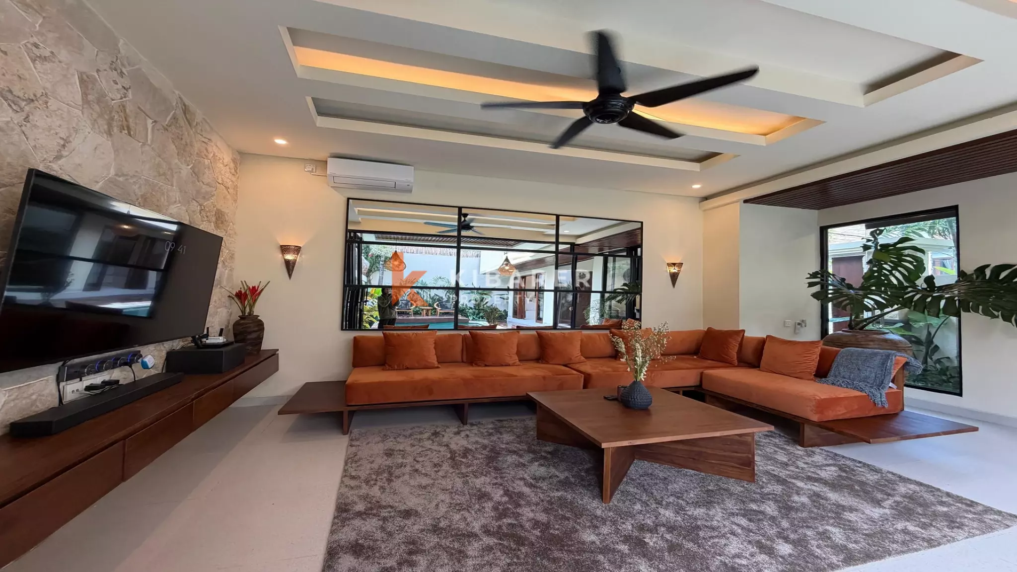 Vila Estetik Berwarna Krem dengan Tiga Kamar Tidur, Rooftop, dan Jacuzzi di Berawa