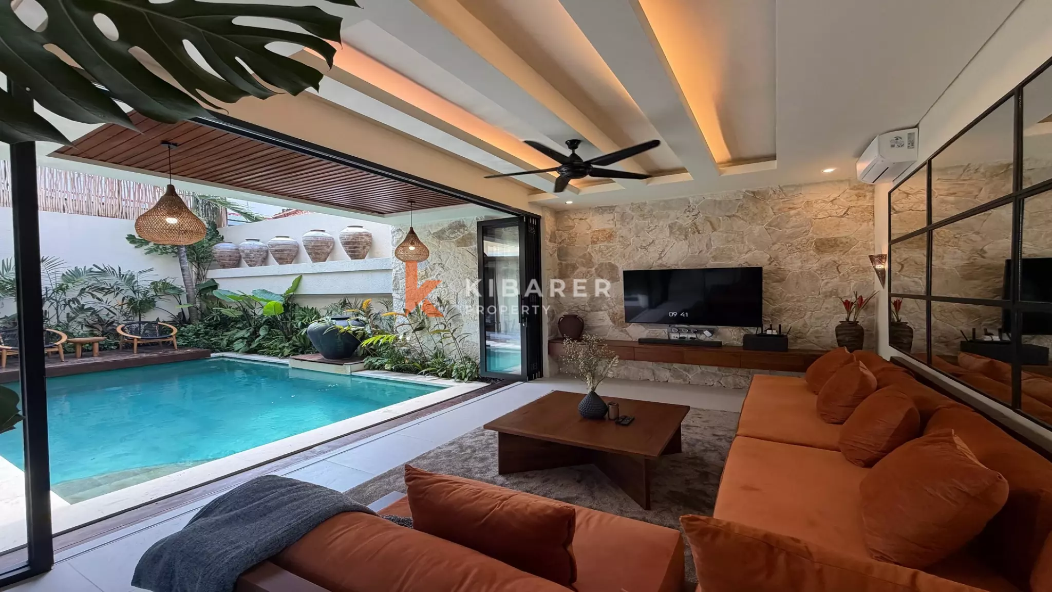 Vila Estetik Berwarna Krem dengan Tiga Kamar Tidur, Rooftop, dan Jacuzzi di Berawa