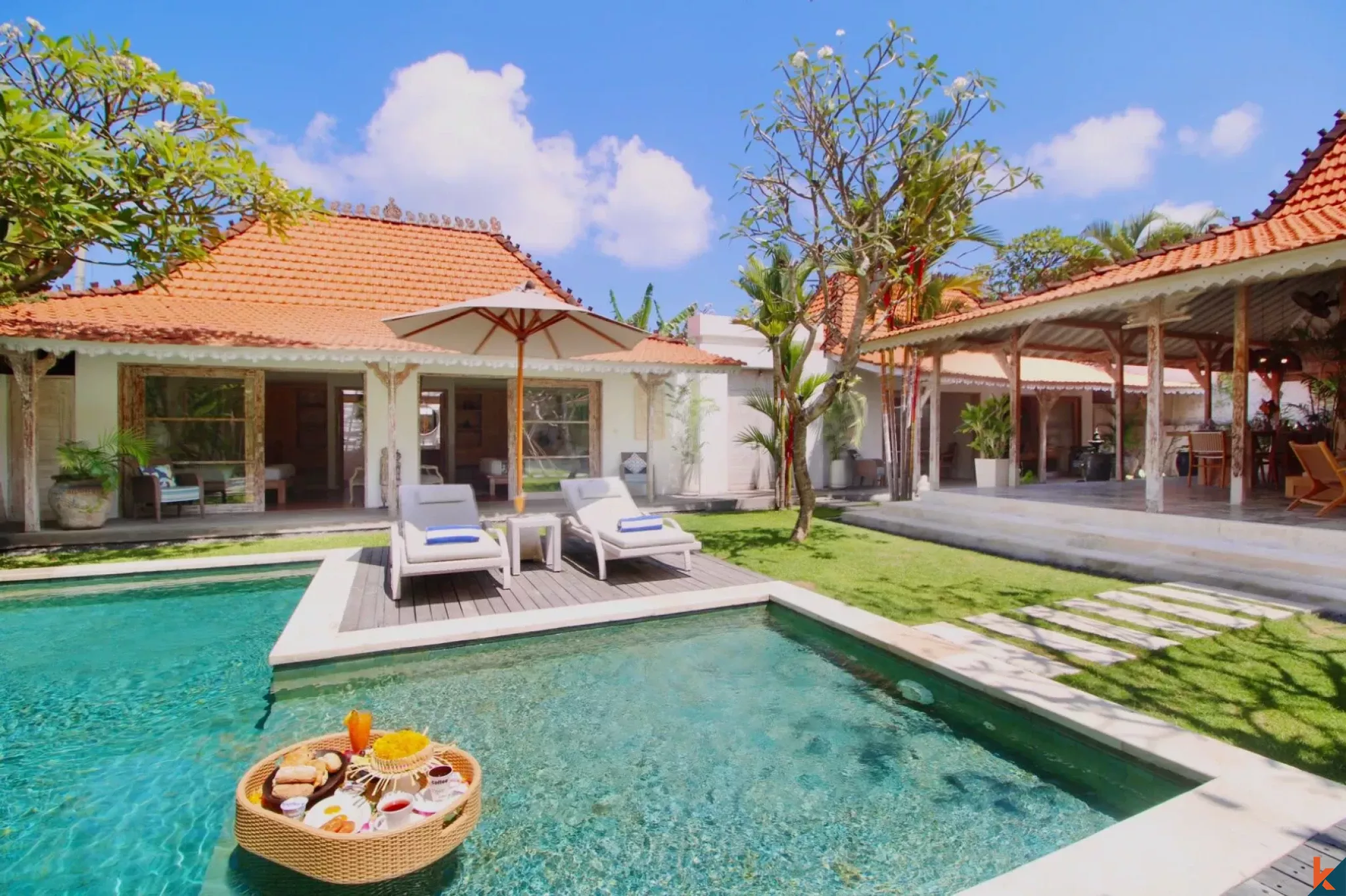 Stunning leasehold four bedroom private villa in a prime location of Berawa - Canggu