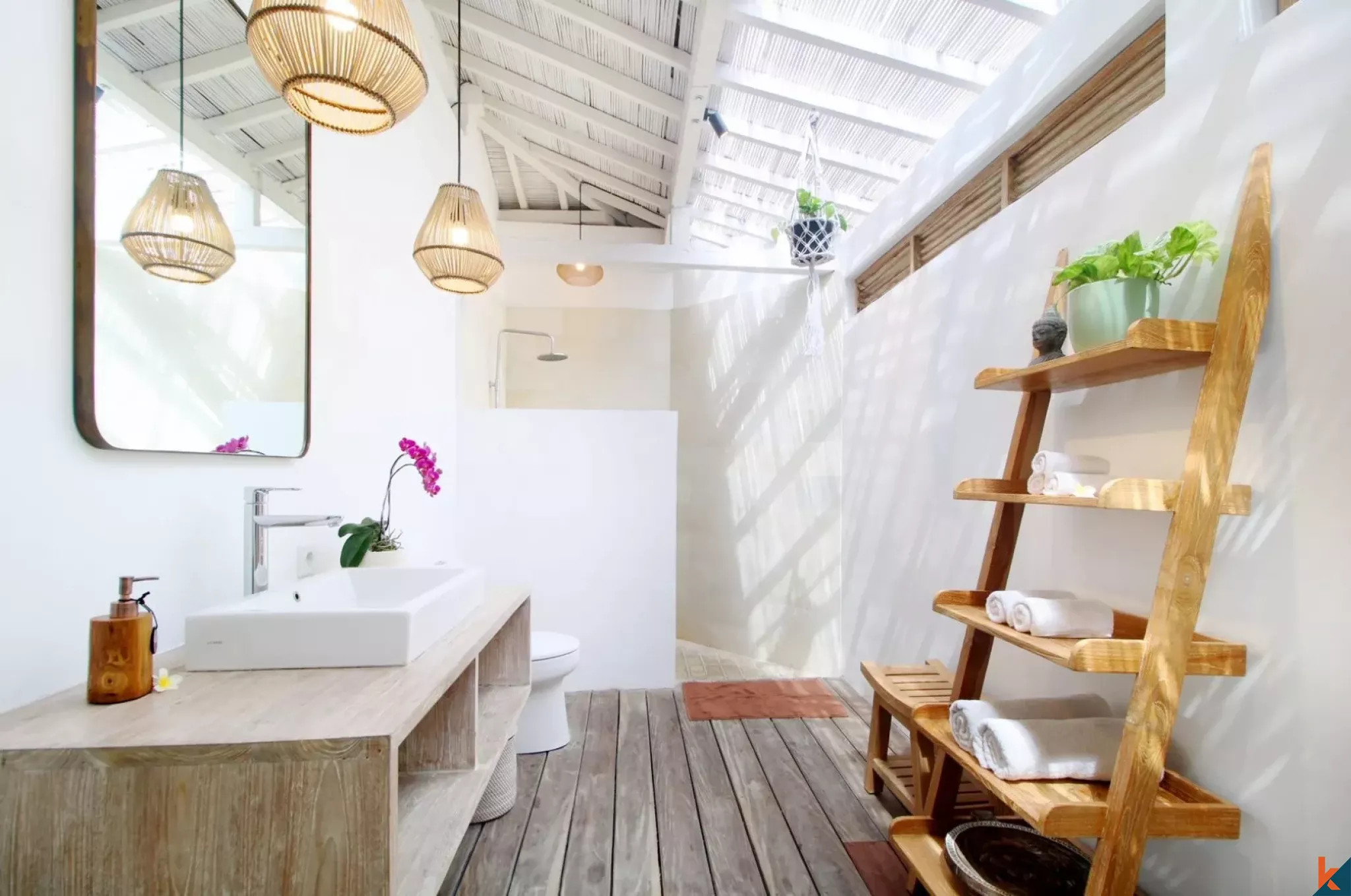 Stunning leasehold four bedroom private villa in a prime location of Berawa - Canggu