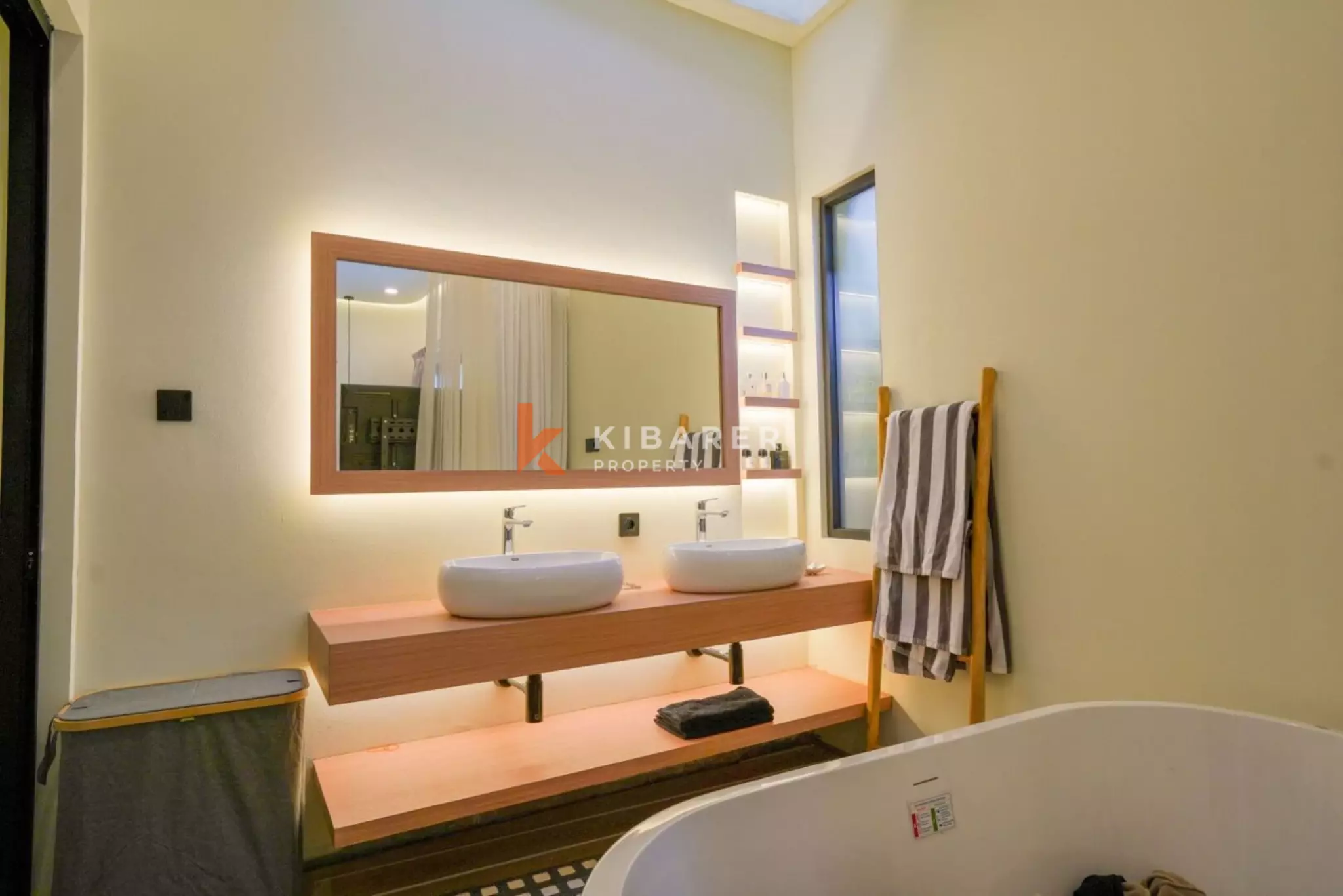 Villa Dua Kamar Tidur Desainer + Kamar Pembantu di Berawa yang Trendi