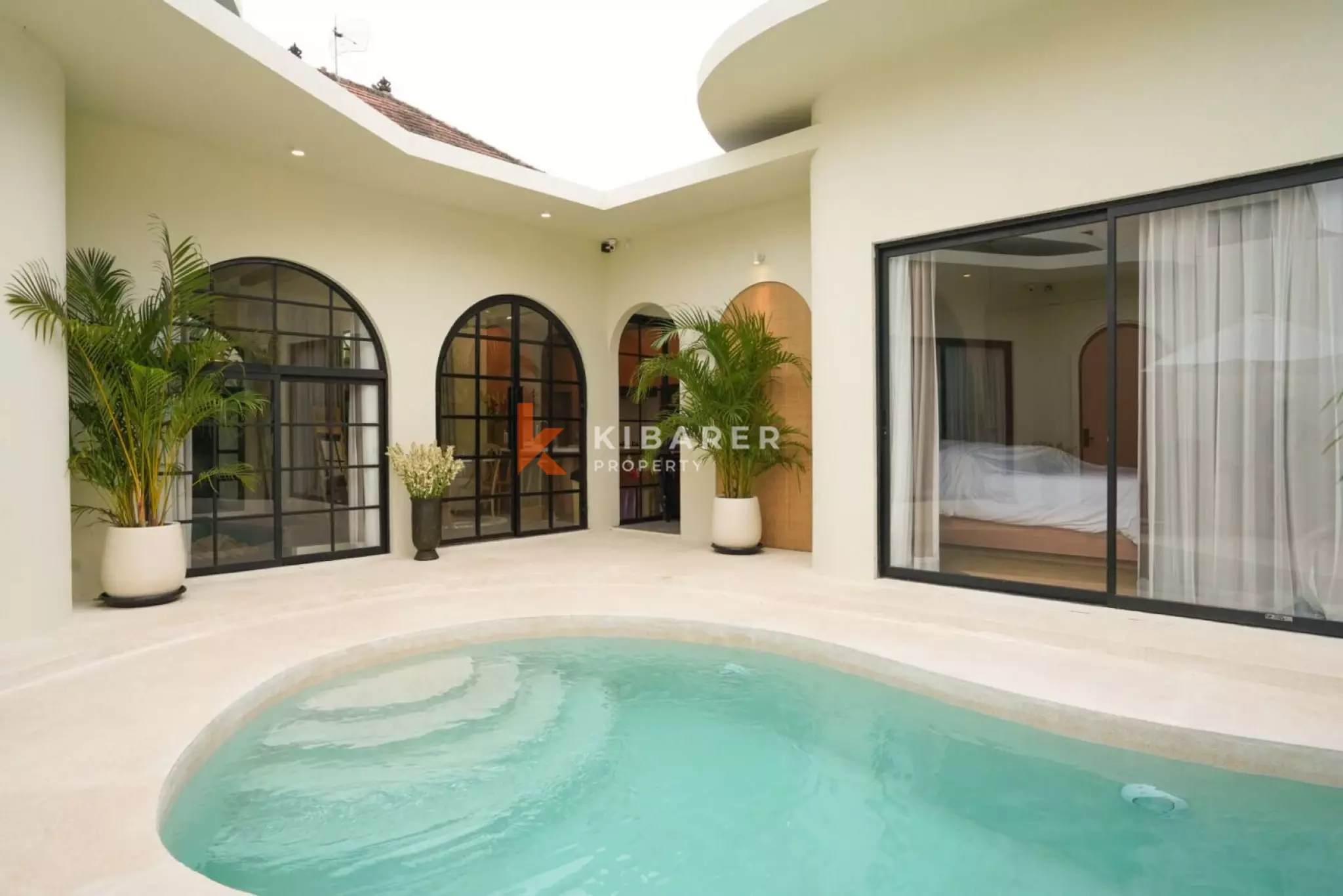 Villa Dua Kamar Tidur Desainer + Kamar Pembantu di Berawa yang Trendi