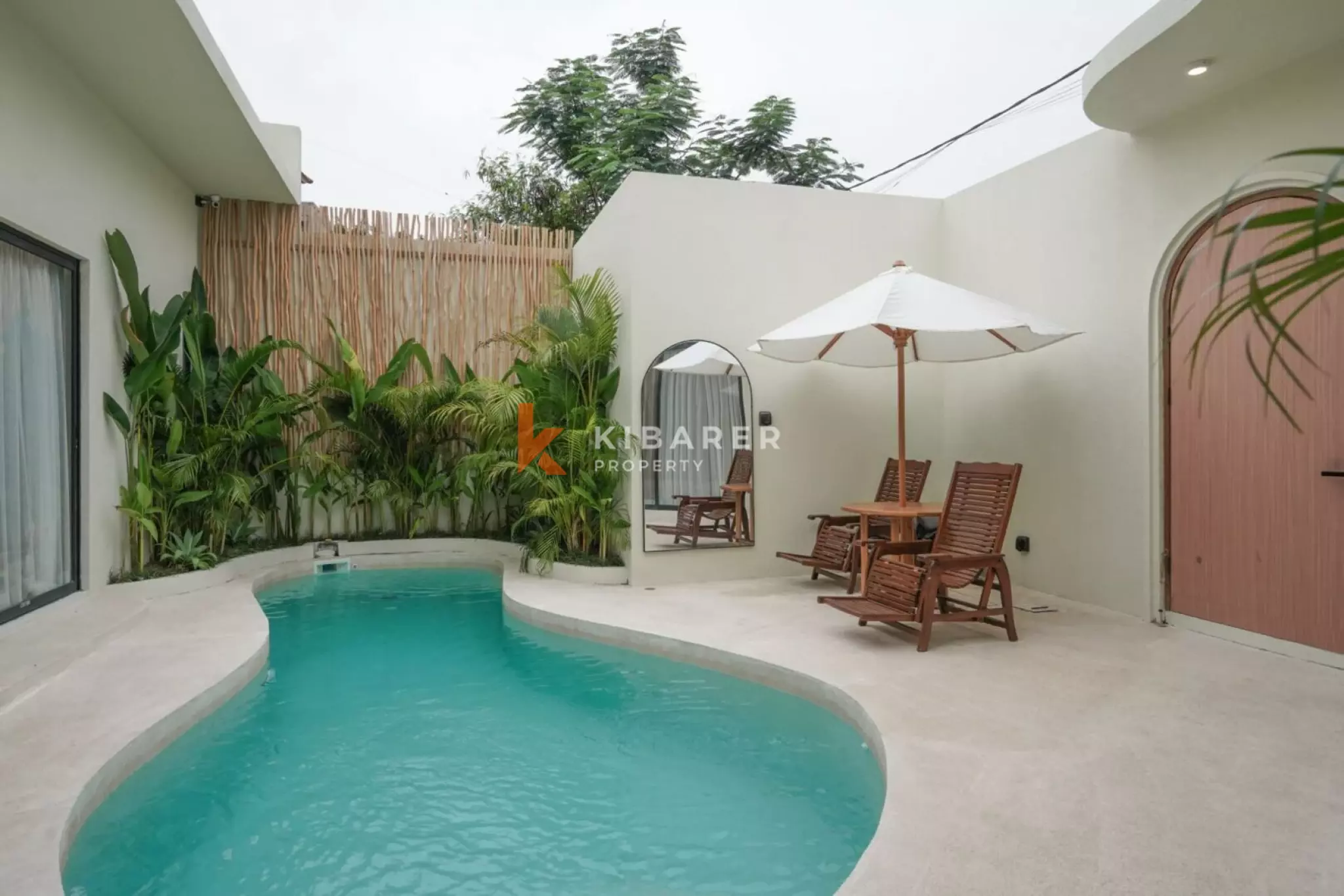 Villa Dua Kamar Tidur Desainer + Kamar Pembantu di Berawa yang Trendi