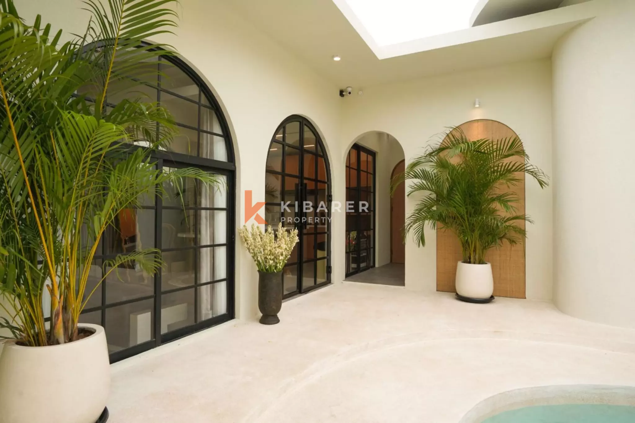 Villa Dua Kamar Tidur Desainer + Kamar Pembantu di Berawa yang Trendi