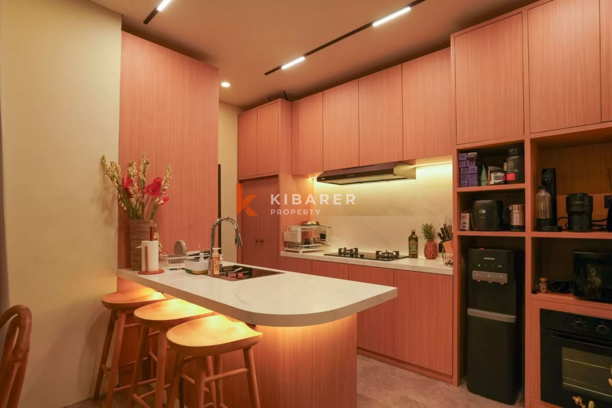 Villa Dua Kamar Tidur Desainer + Kamar Pembantu di Berawa yang Trendi