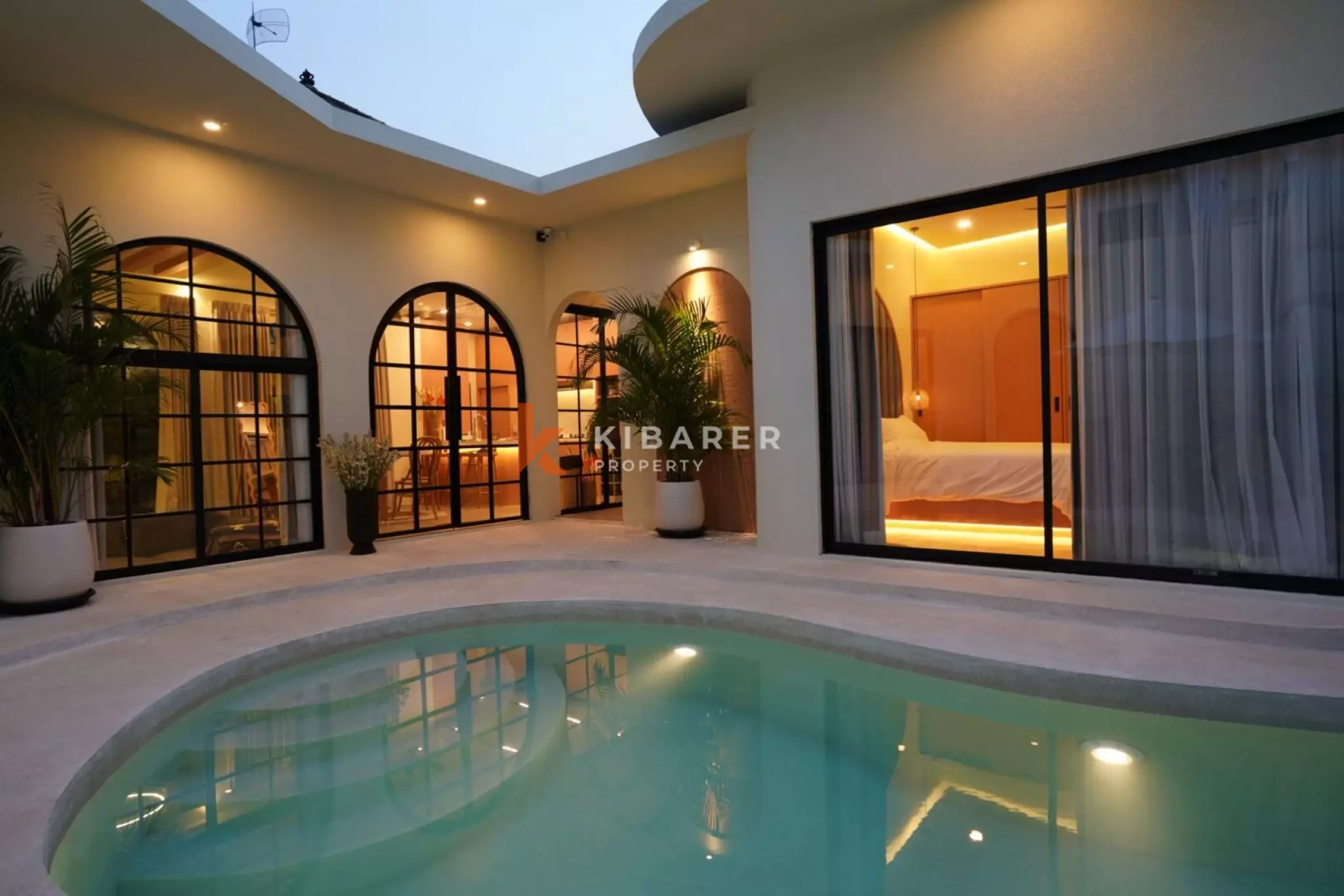 Villa Dua Kamar Tidur Desainer + Kamar Pembantu di Berawa yang Trendi