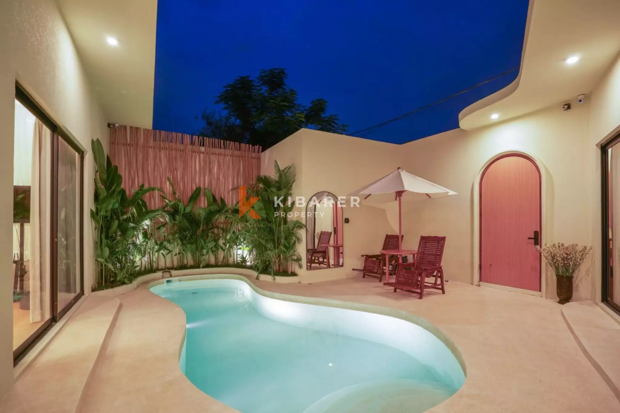 Villa Dua Kamar Tidur Desainer + Kamar Pembantu di Berawa yang Trendi