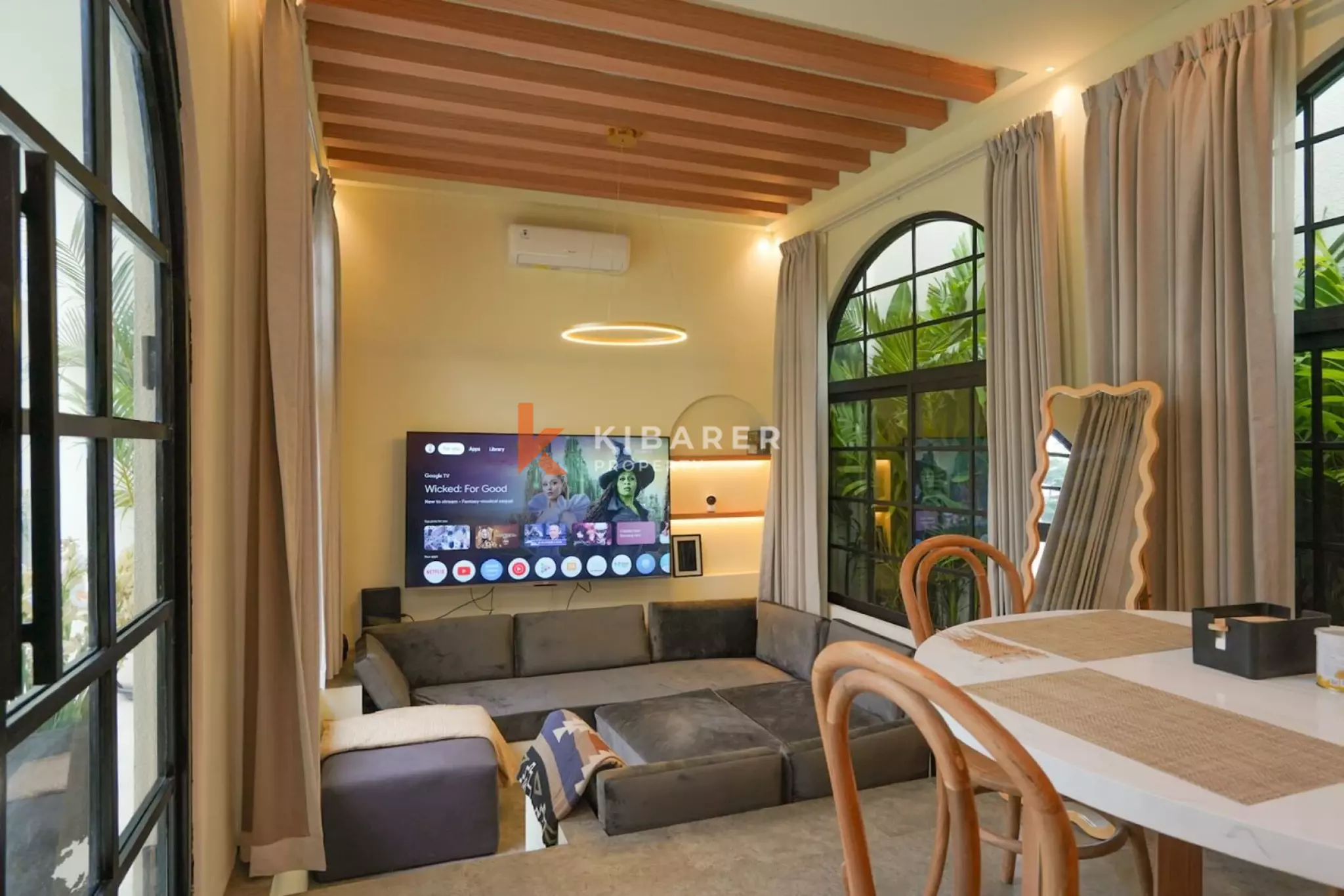 Villa Dua Kamar Tidur Desainer + Kamar Pembantu di Berawa yang Trendi