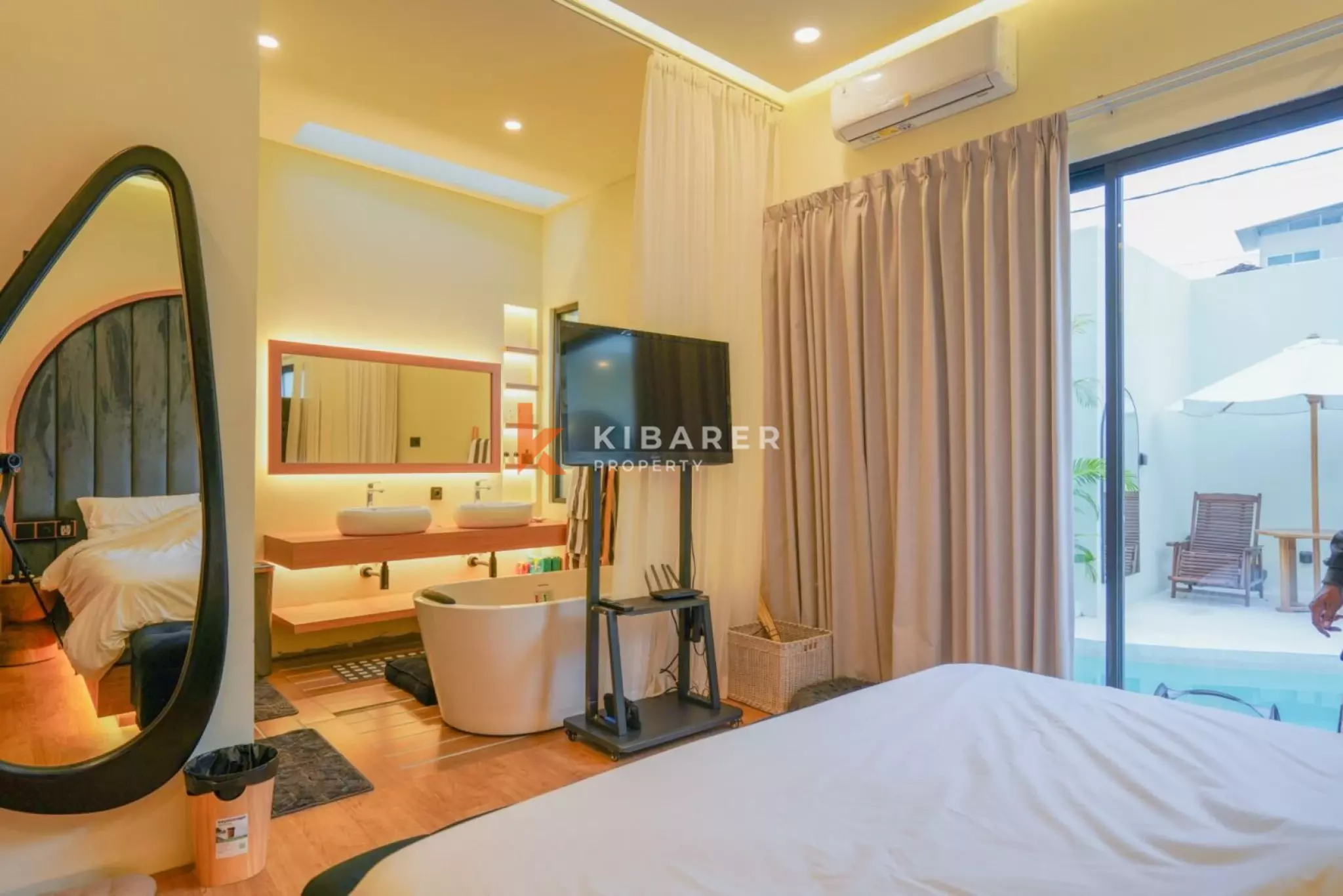 Villa Dua Kamar Tidur Desainer + Kamar Pembantu di Berawa yang Trendi