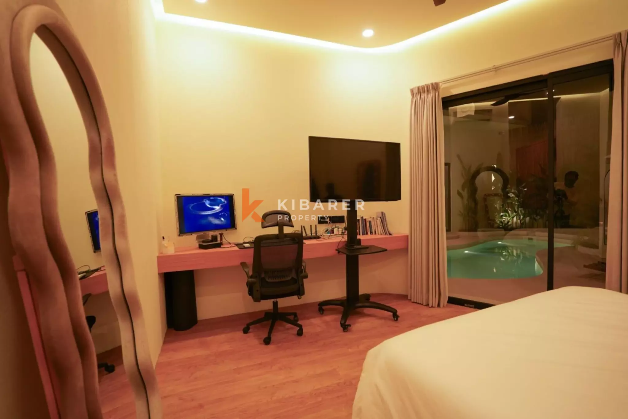 Villa Dua Kamar Tidur Desainer + Kamar Pembantu di Berawa yang Trendi