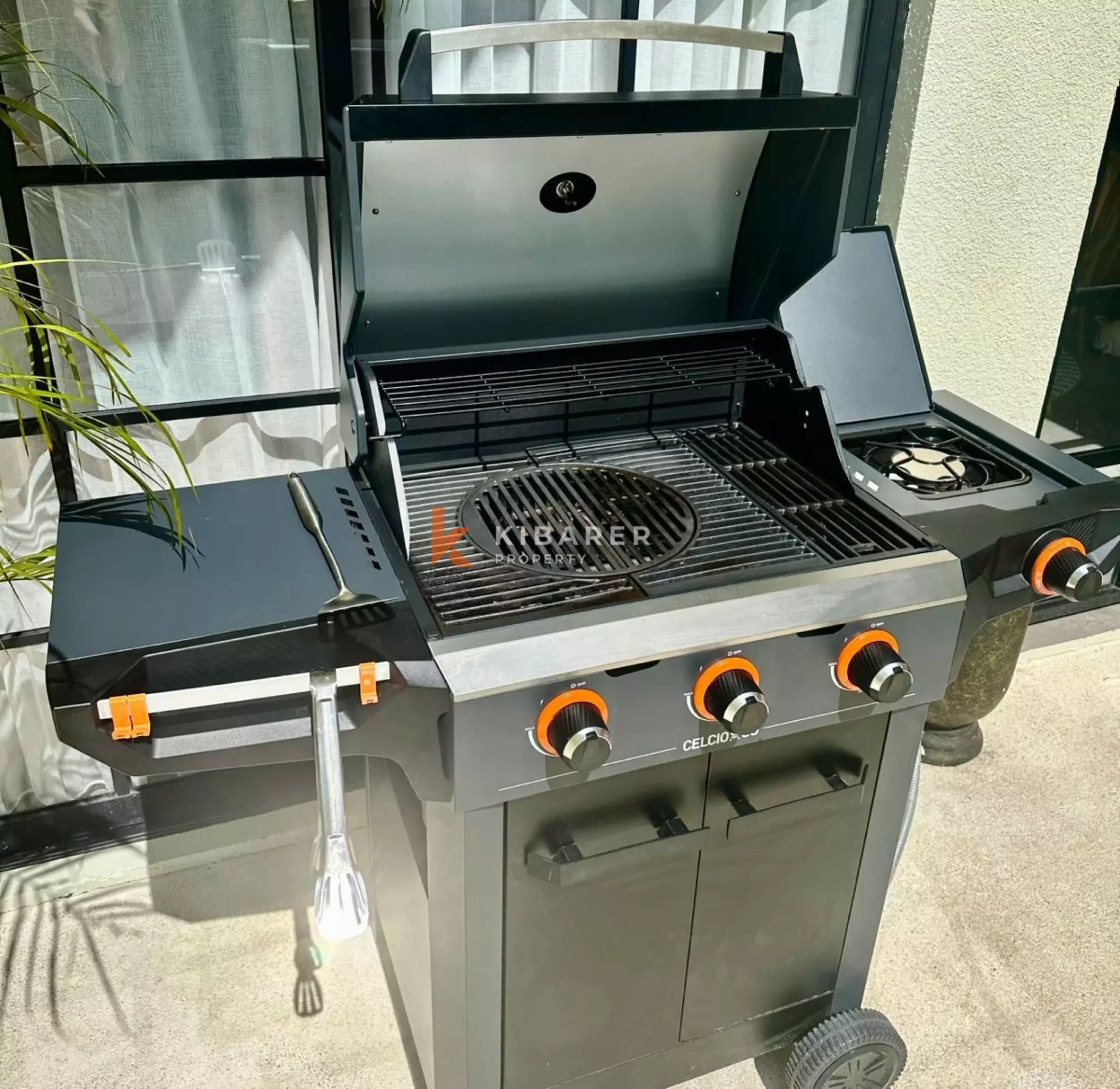 Villa Dua Kamar Tidur Desainer + Kamar Pembantu di Berawa yang Trendi