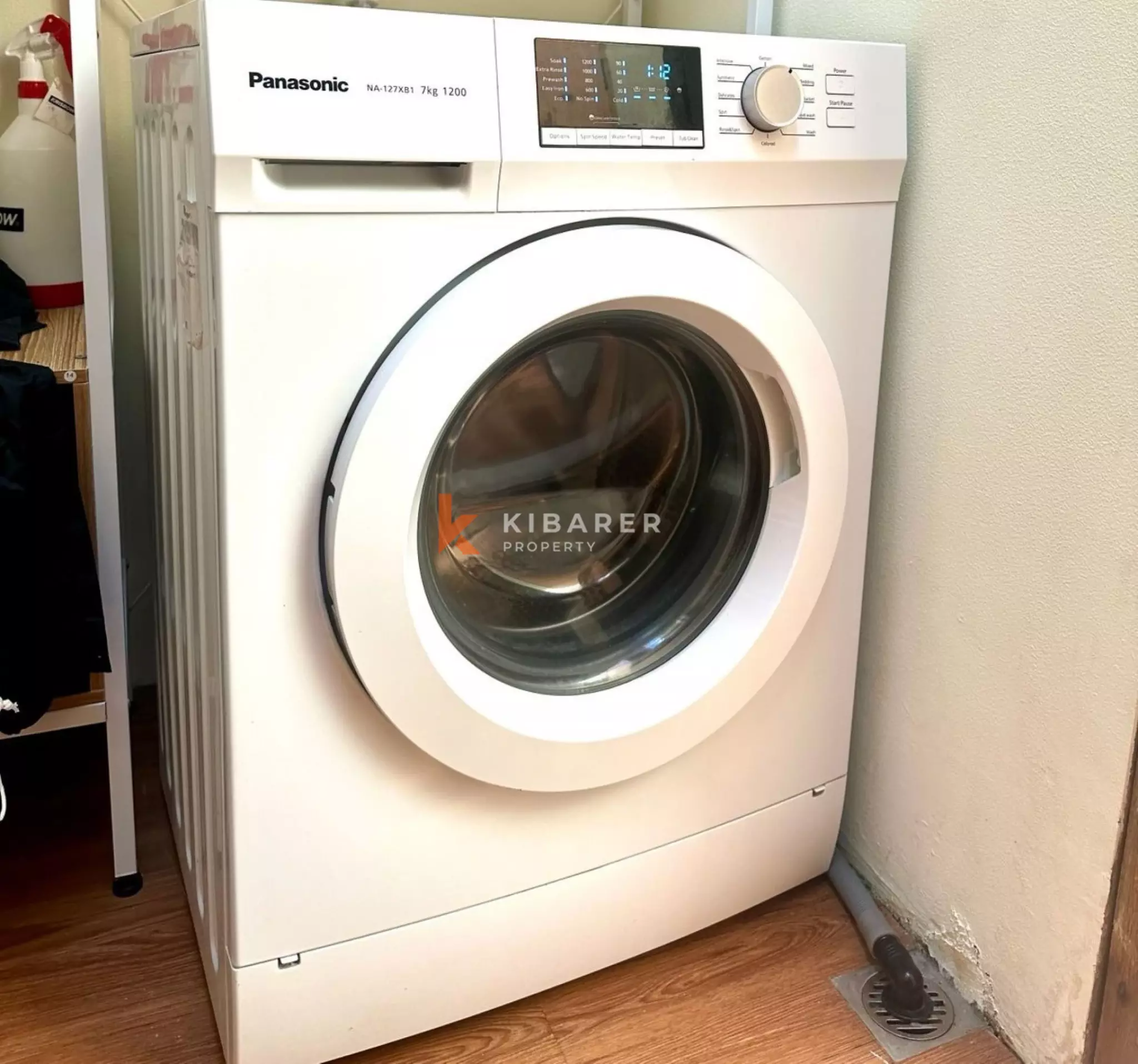 Villa Dua Kamar Tidur Desainer + Kamar Pembantu di Berawa yang Trendi