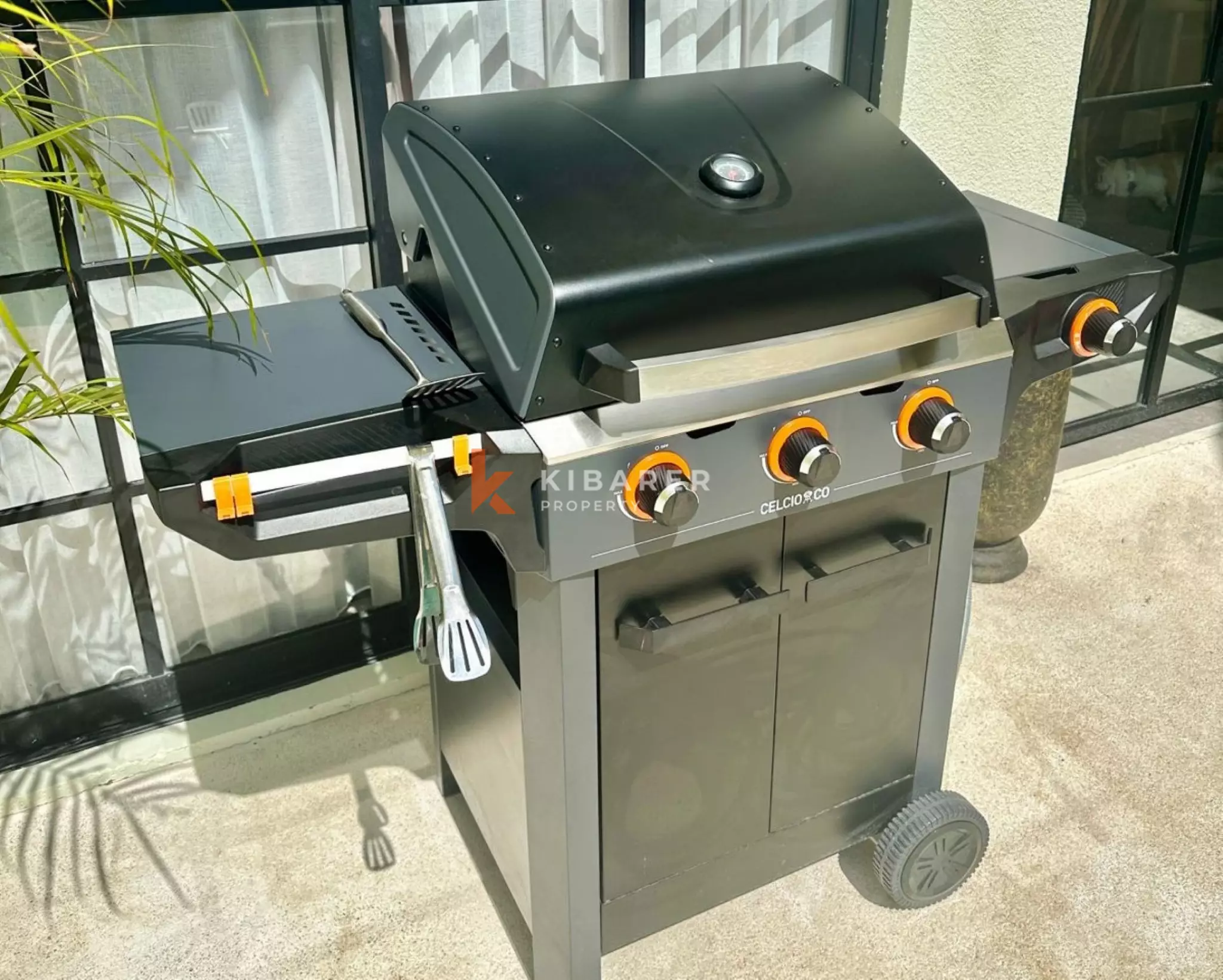 Villa Dua Kamar Tidur Desainer + Kamar Pembantu di Berawa yang Trendi