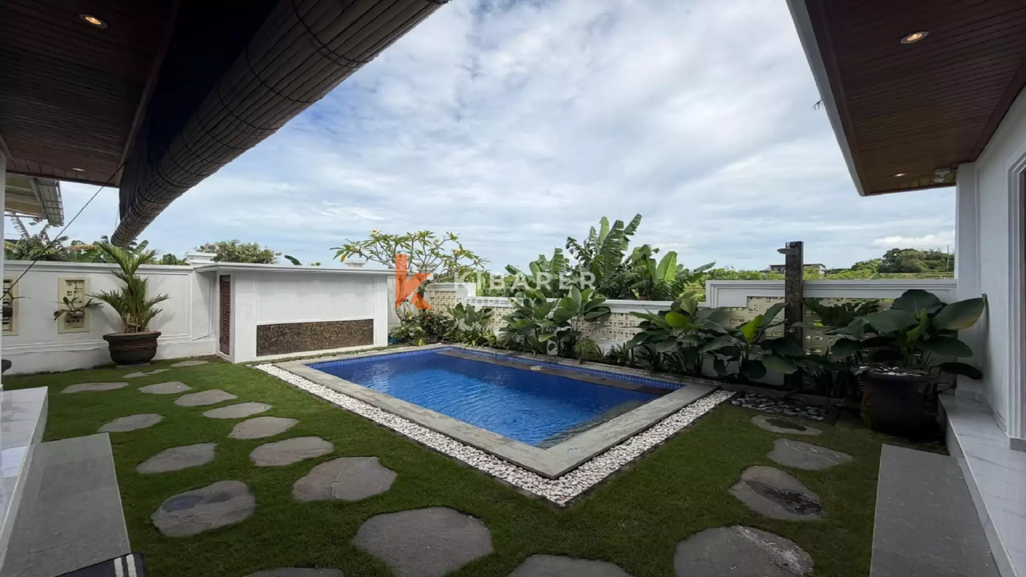 Sérénité et simplicité. Villa meublée de trois chambres avec piscine à Dalung.