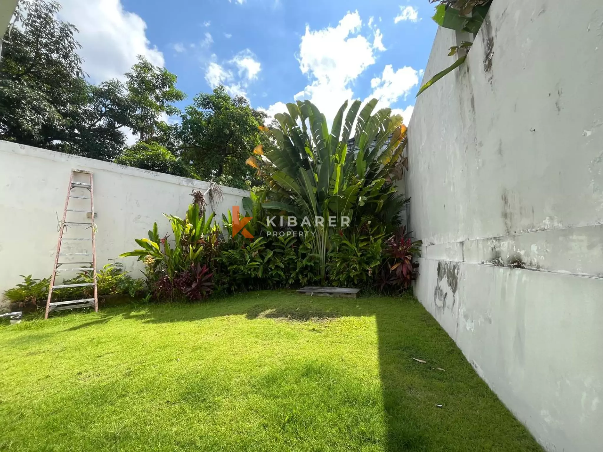 Bright and Spacious Three  Bedroom Villa in Prime Batu Bolong Area