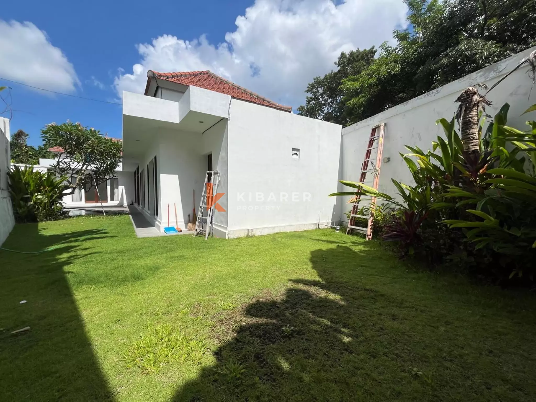 Bright and Spacious Three  Bedroom Villa in Prime Batu Bolong Area