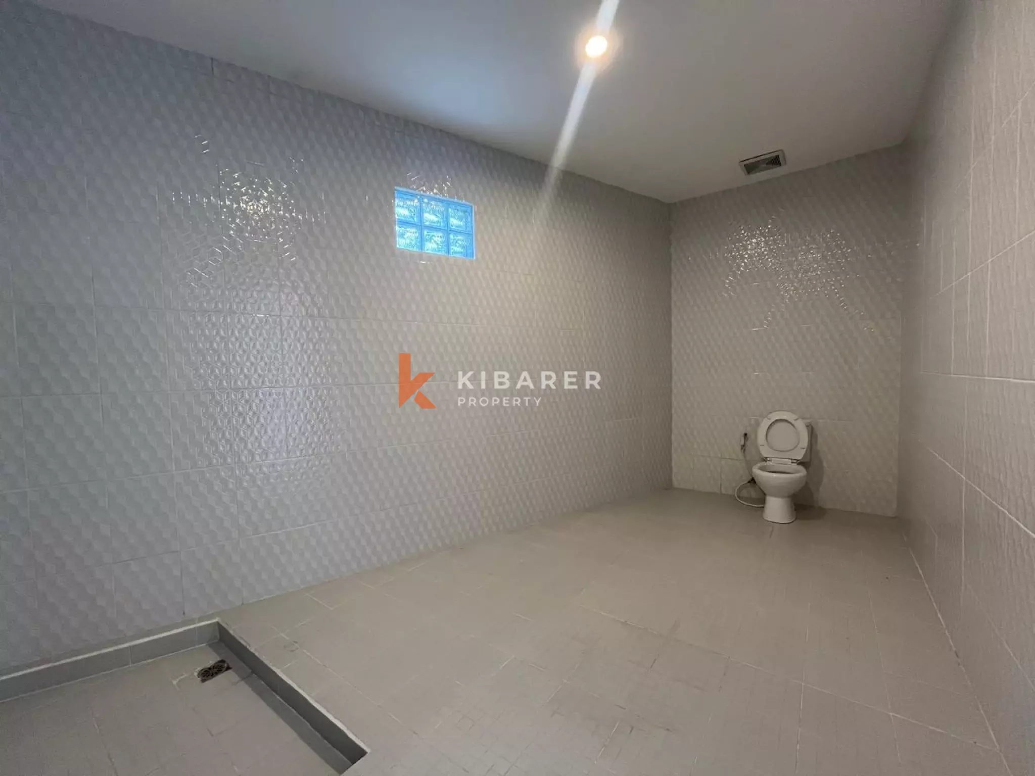 Bright and Spacious Three  Bedroom Villa in Prime Batu Bolong Area