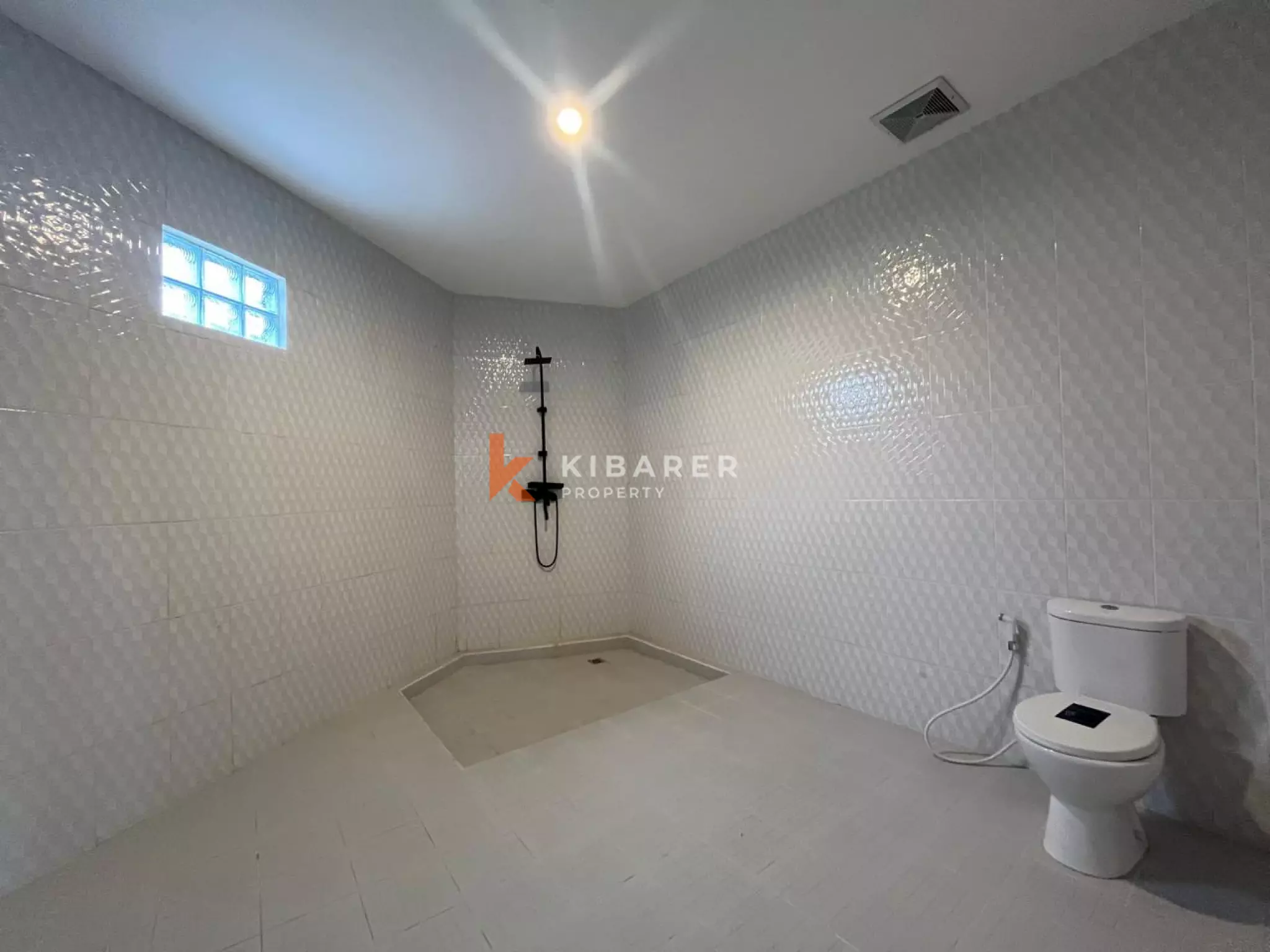 Bright and Spacious Three  Bedroom Villa in Prime Batu Bolong Area