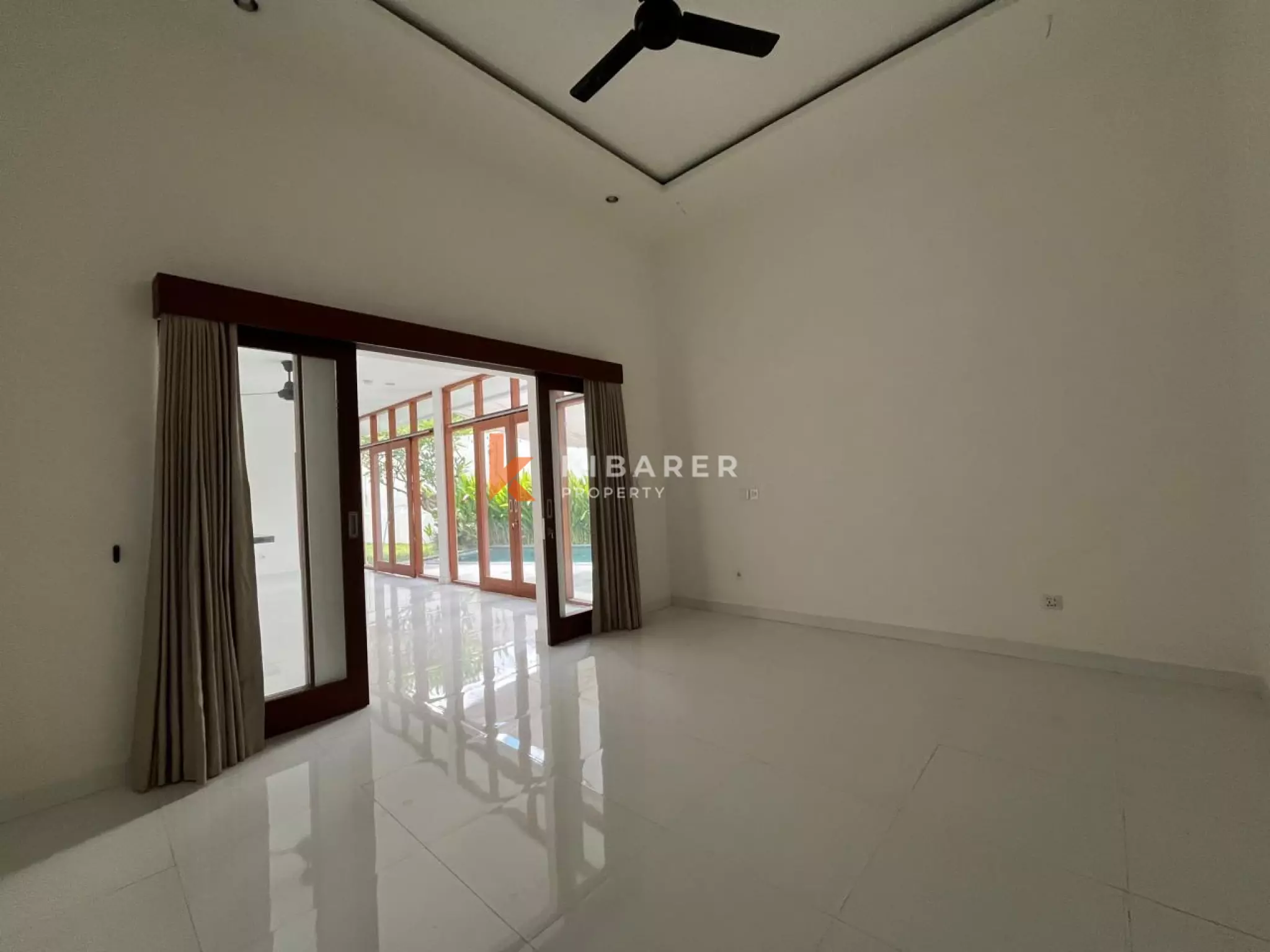 Bright and Spacious Three  Bedroom Villa in Prime Batu Bolong Area