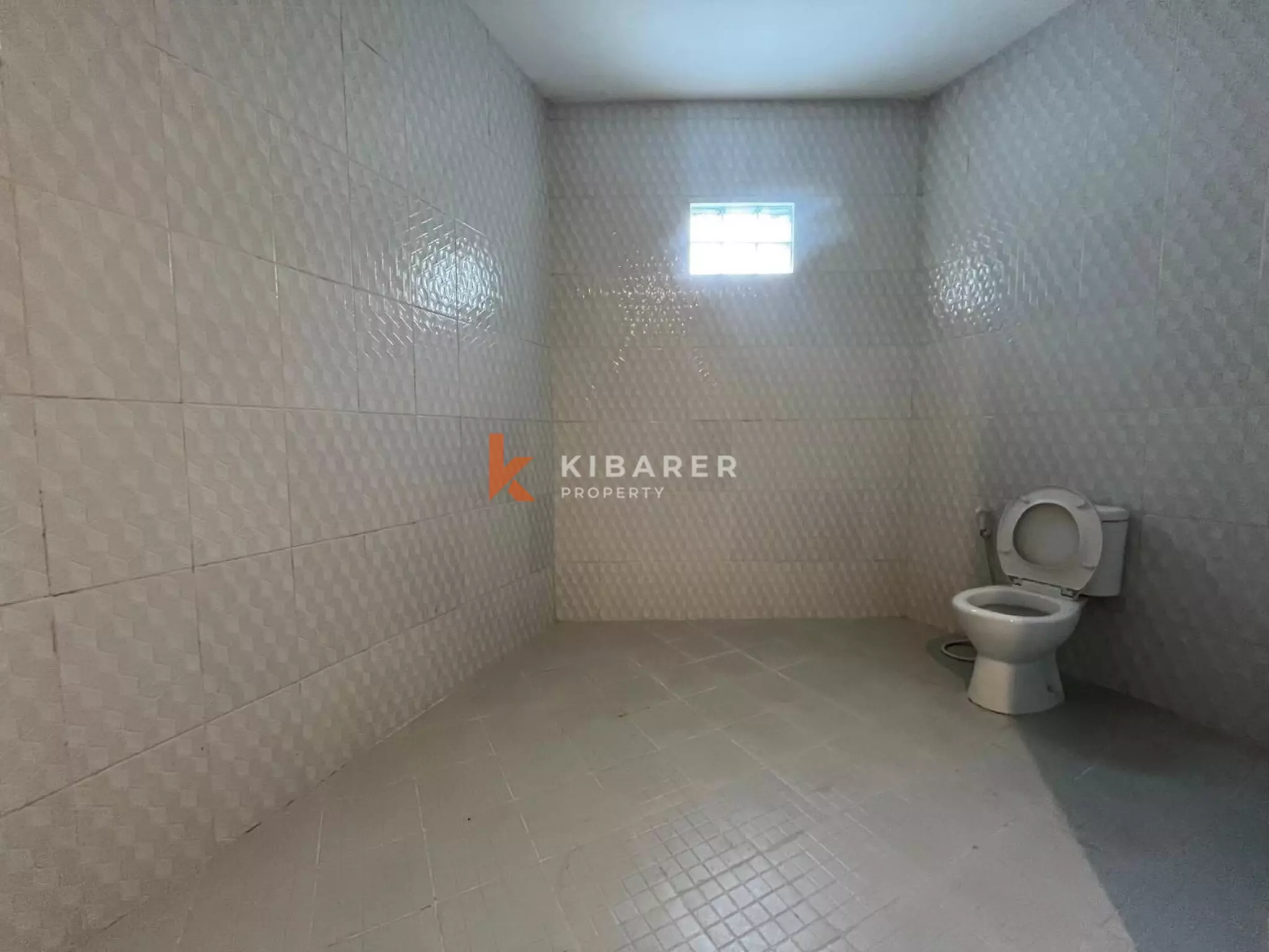 Bright and Spacious Three  Bedroom Villa in Prime Batu Bolong Area