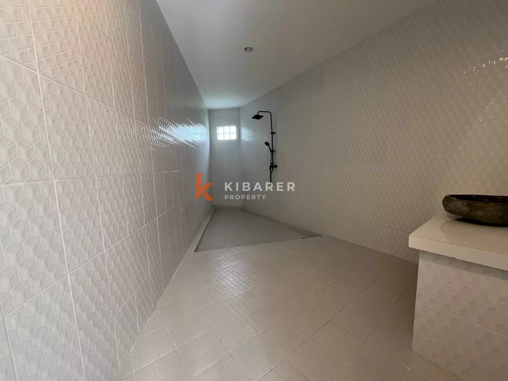 Bright and Spacious Three  Bedroom Villa in Prime Batu Bolong Area