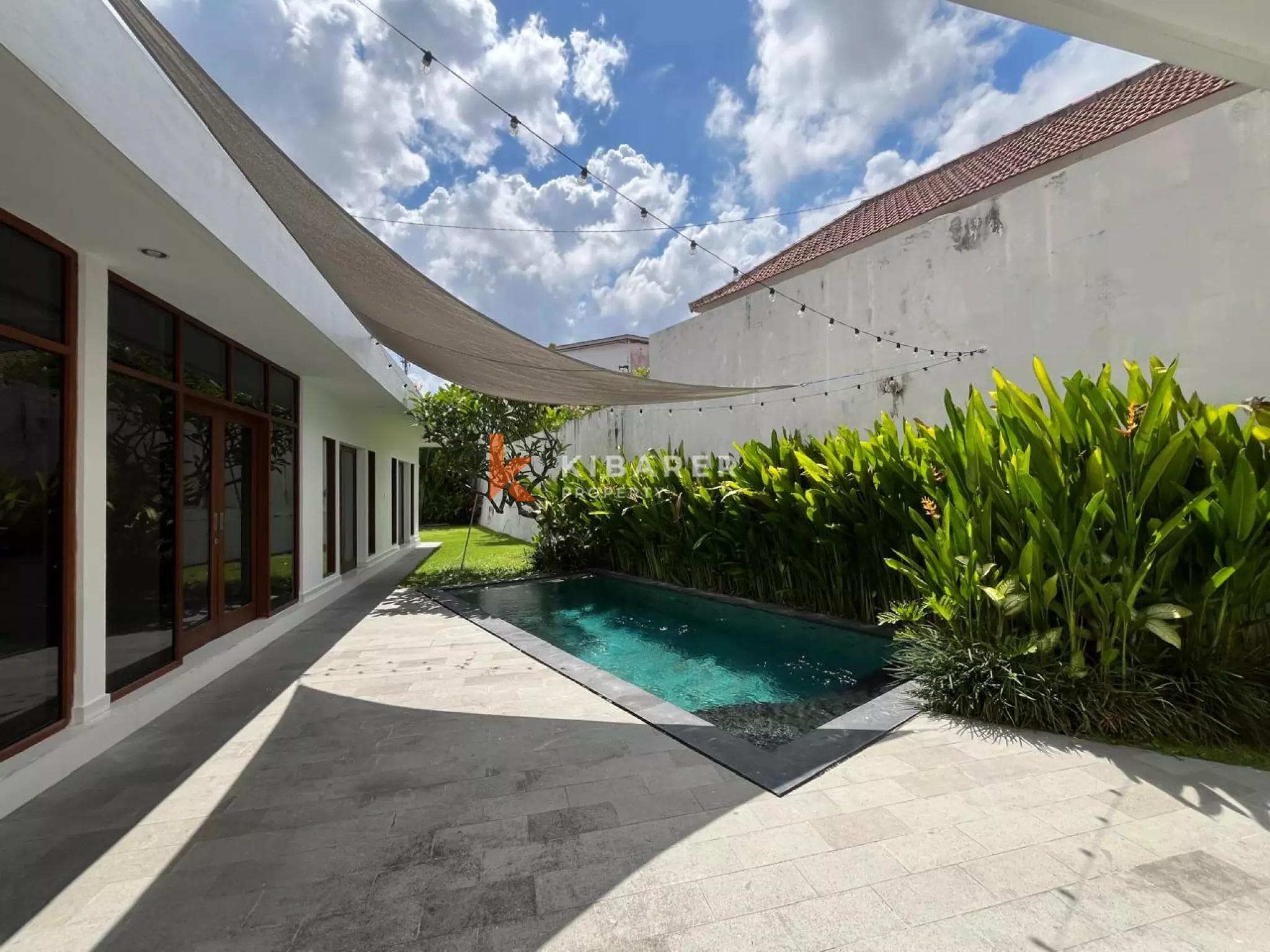 Bright and Spacious Three  Bedroom Villa in Prime Batu Bolong Area