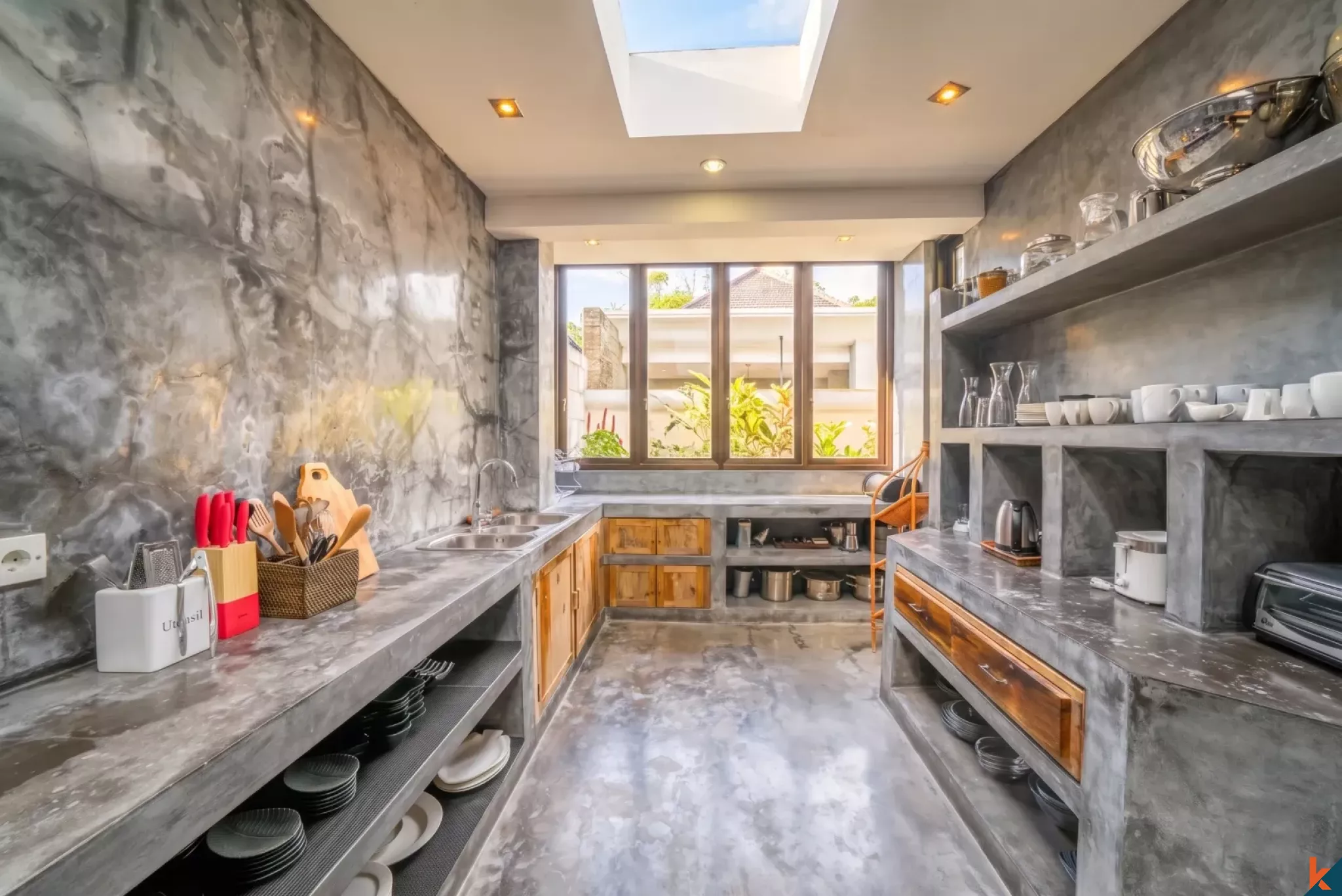 Properti mewah dengan enam kamar tidur sewa di Umalas