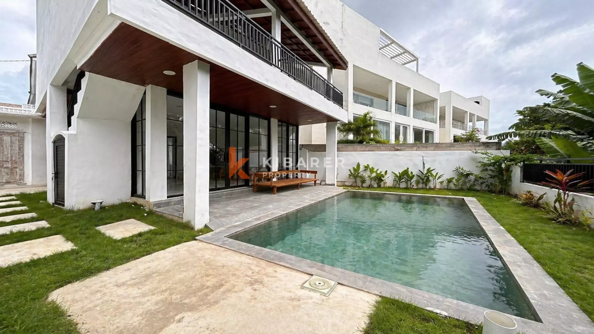 Villa Tropis Dua Kamar Tidur yang Menawan di Pererenan