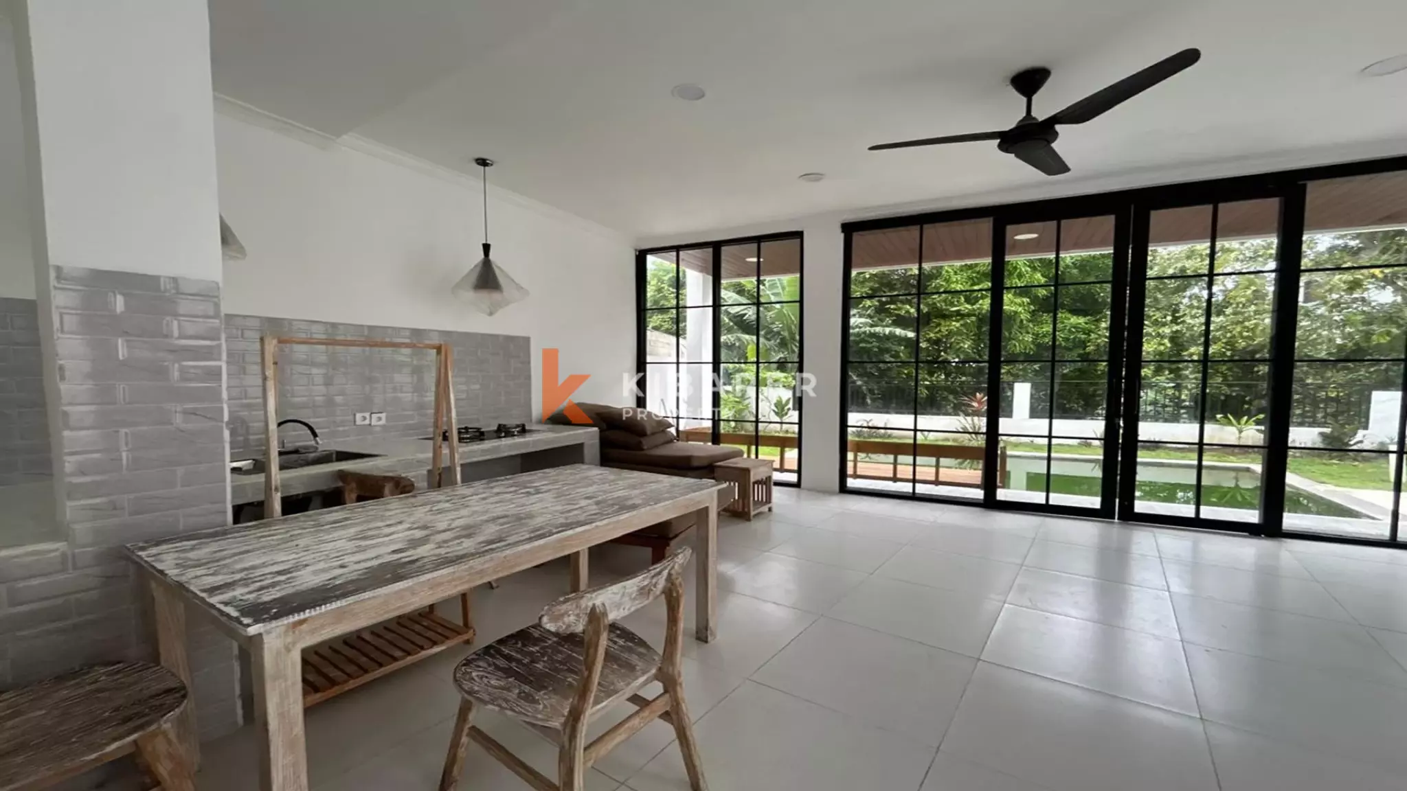 Villa Tropis Dua Kamar Tidur yang Menawan di Pererenan