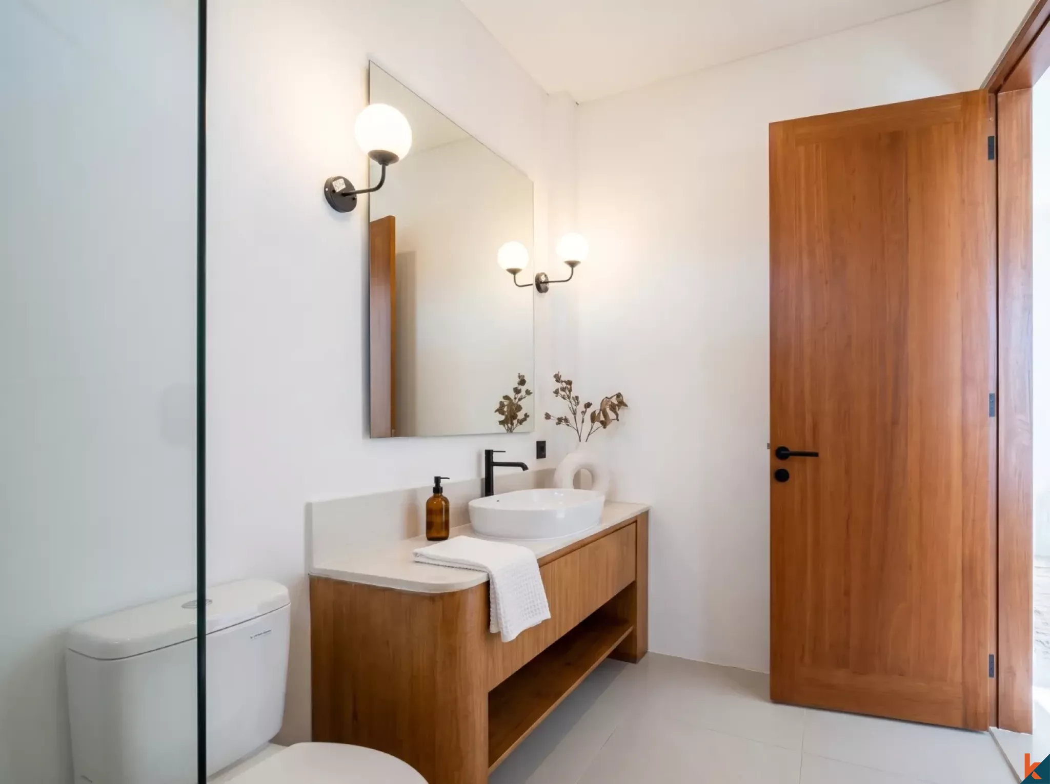 Villa tropicale moderne de deux chambres à louer à Tumbak Bayuh