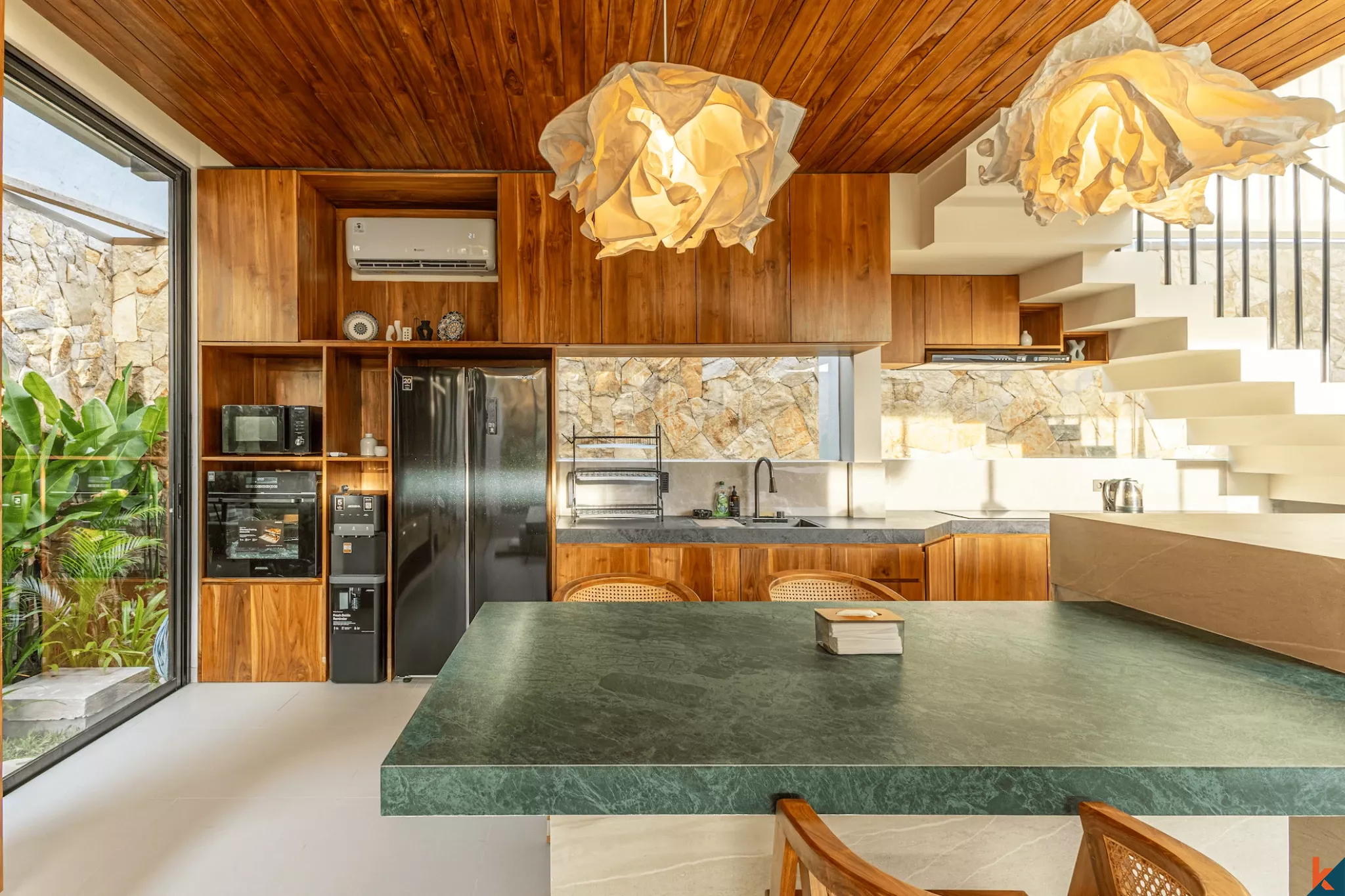 Villa tropicale moderne de 3 chambres avec piscine privée à Kerobokan