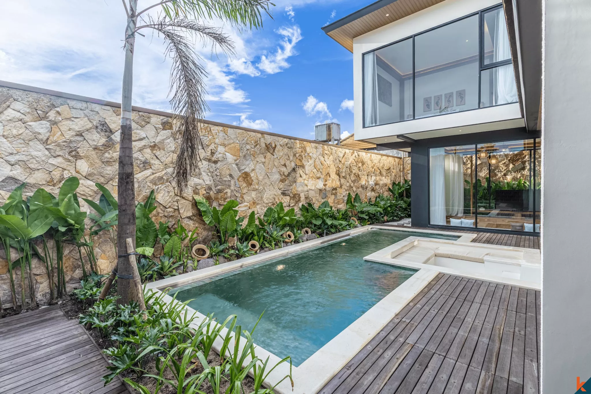 Villa tropicale moderne de 3 chambres avec piscine privée à Kerobokan