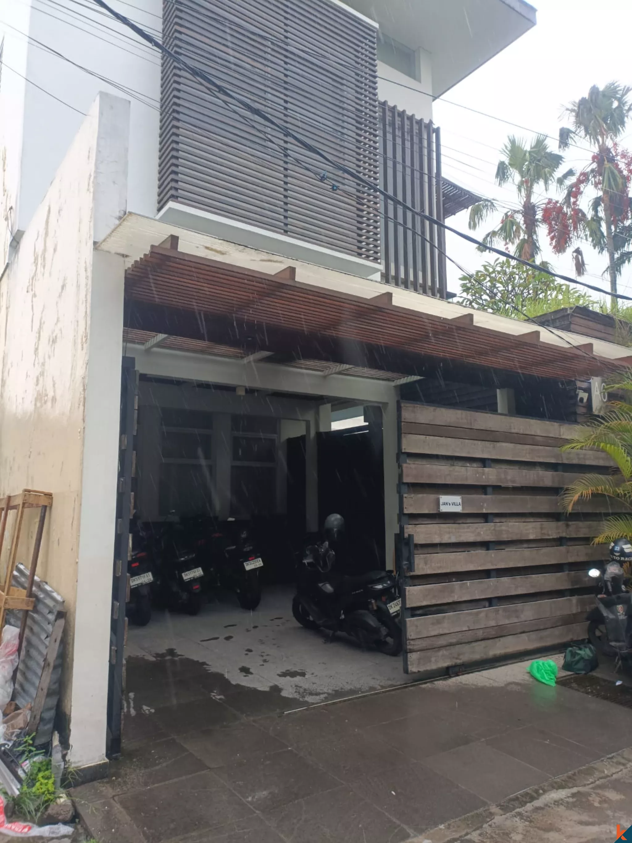 Villa tropicale de 3 chambres avec piscine privée et terrasse ensoleillée à Kerobokan