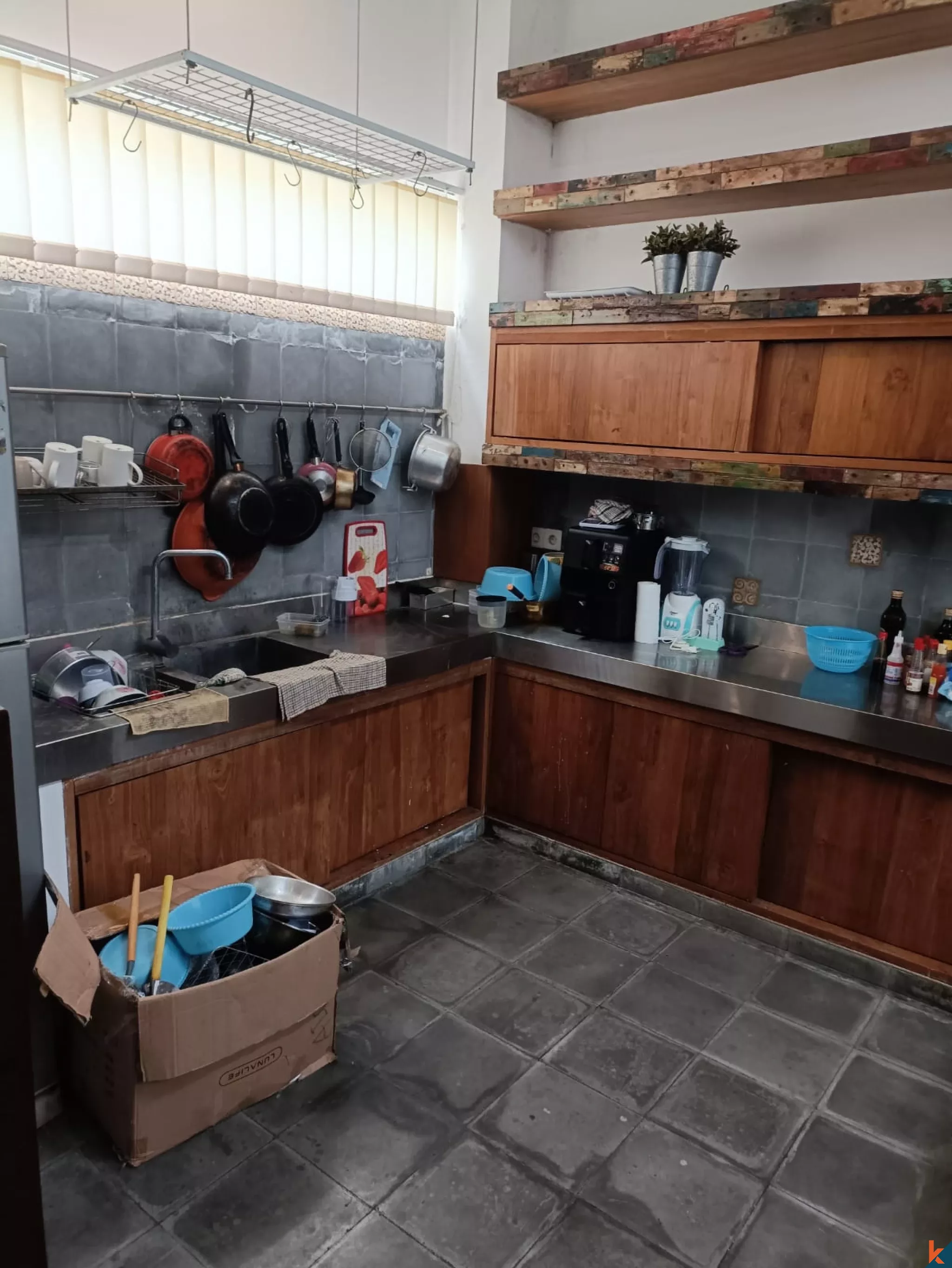 Villa tropicale de 3 chambres avec piscine privée et terrasse ensoleillée à Kerobokan