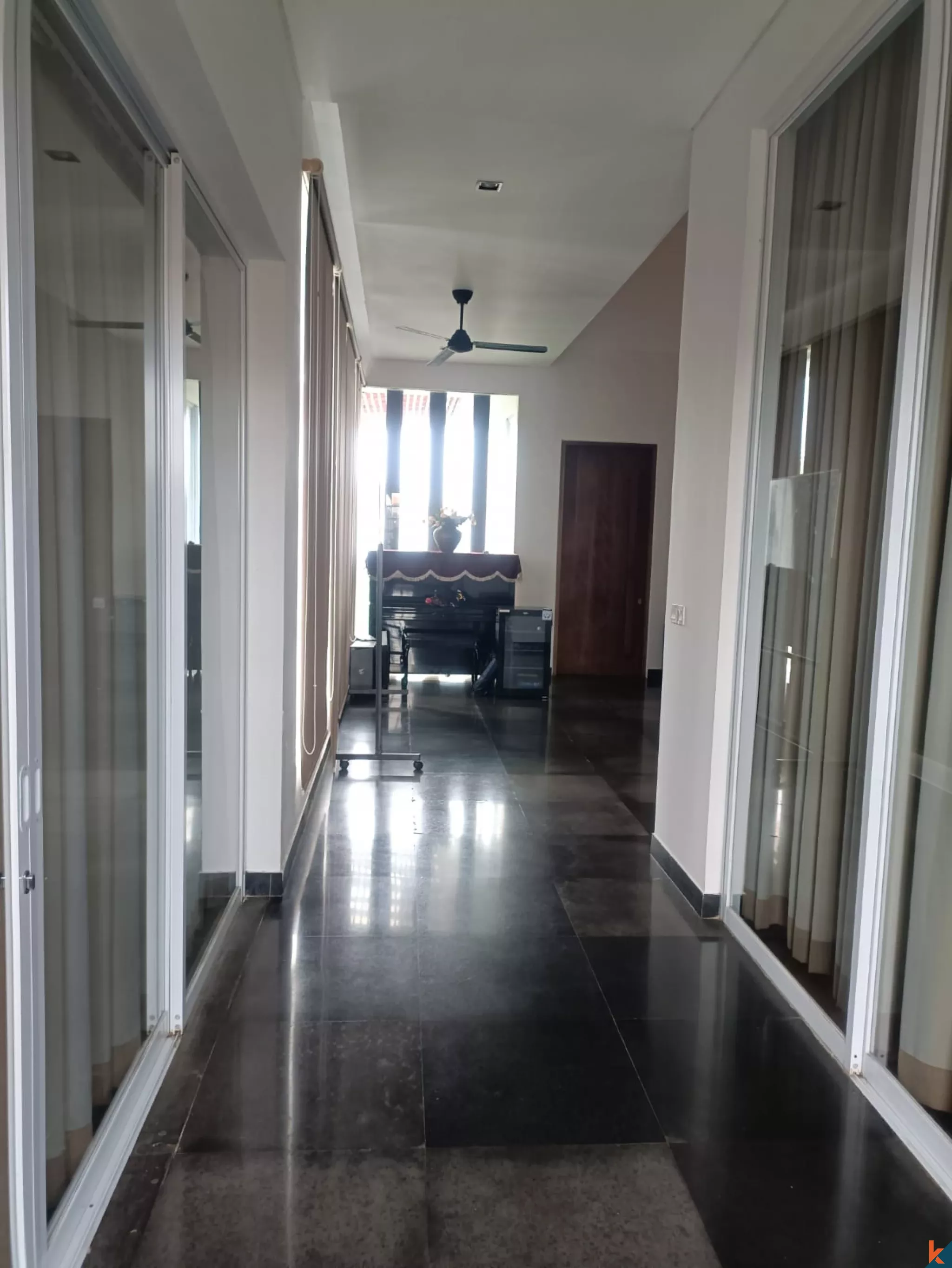 Villa tropicale de 3 chambres avec piscine privée et terrasse ensoleillée à Kerobokan