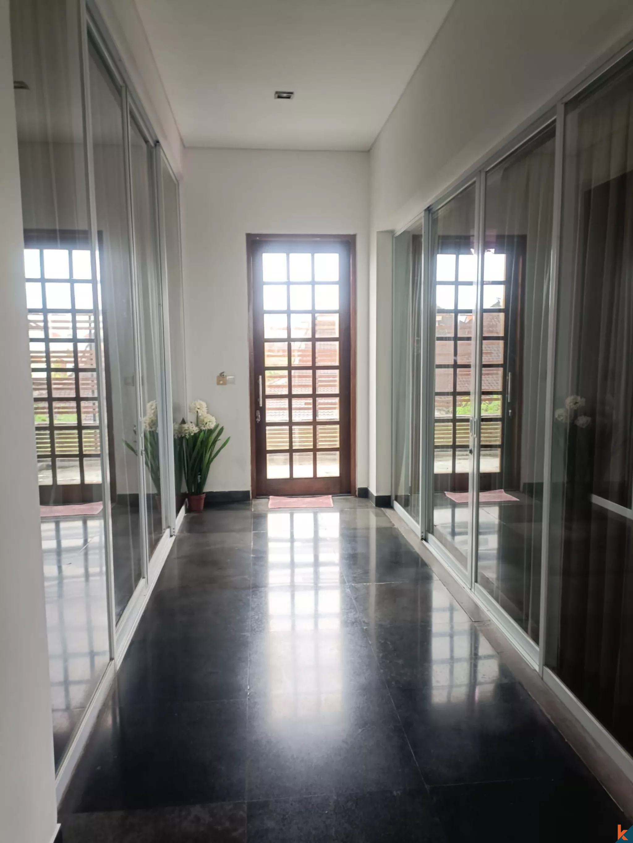 Villa tropicale de 3 chambres avec piscine privée et terrasse ensoleillée à Kerobokan