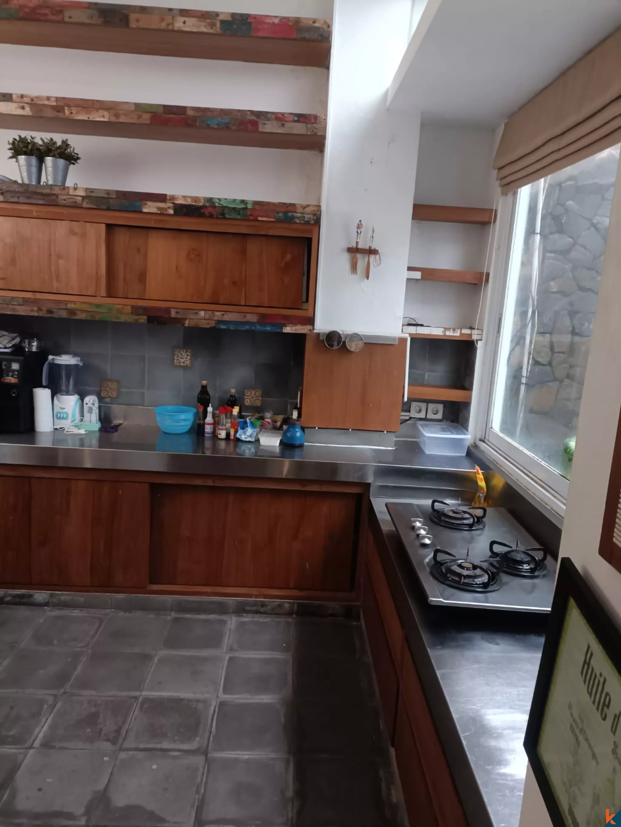 Villa tropicale de 3 chambres avec piscine privée et terrasse ensoleillée à Kerobokan